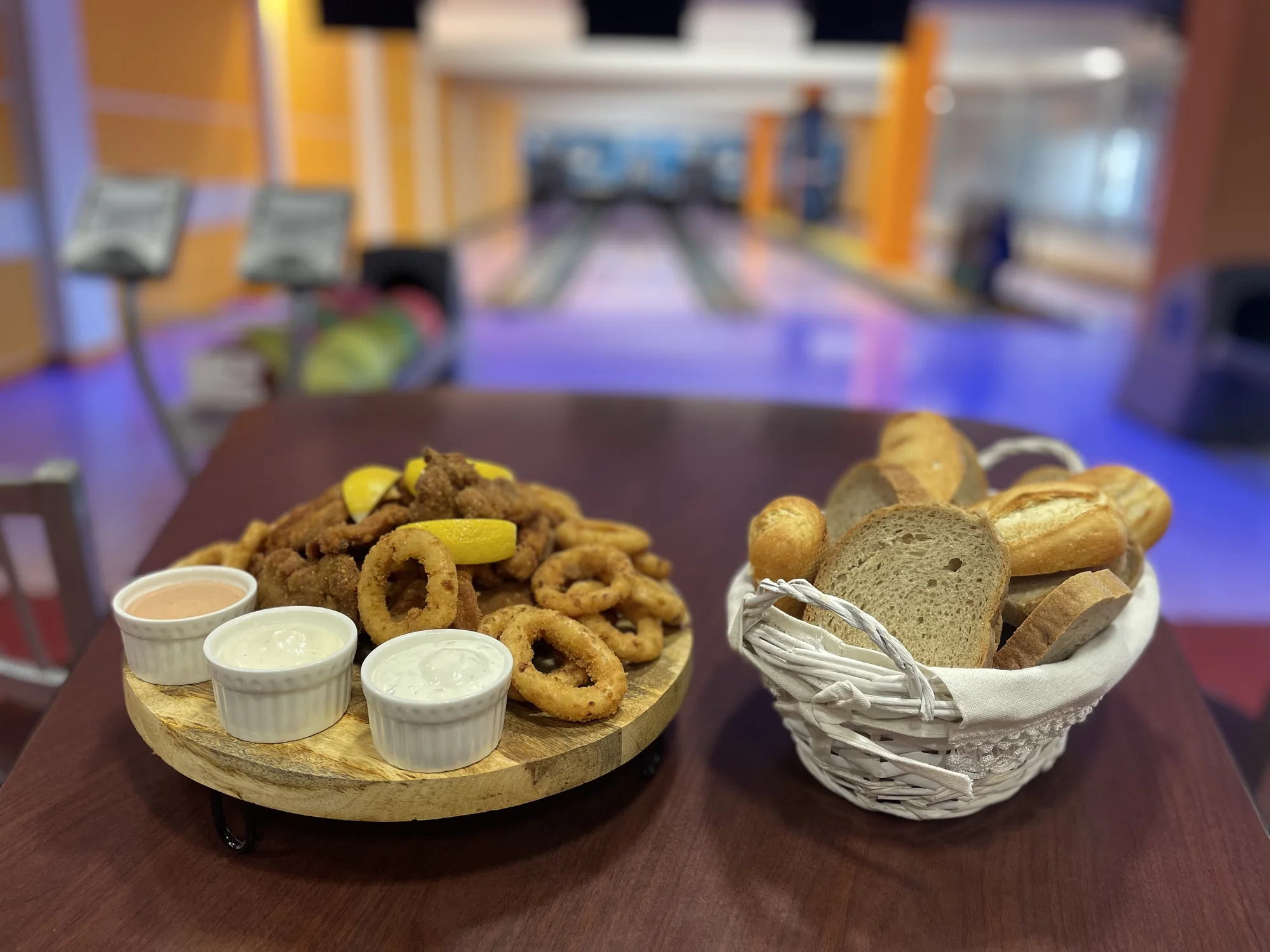 2 hod. bowlingu, mix řízků o váze 600 g, cibulové kroužky a další přílohy až pro 6 osob