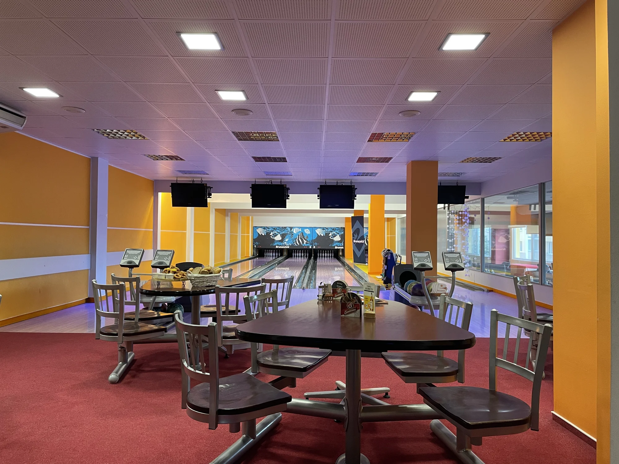 2 hod. bowlingu, mix řízků o váze 600 g, cibulové kroužky a další přílohy až pro 6 osob