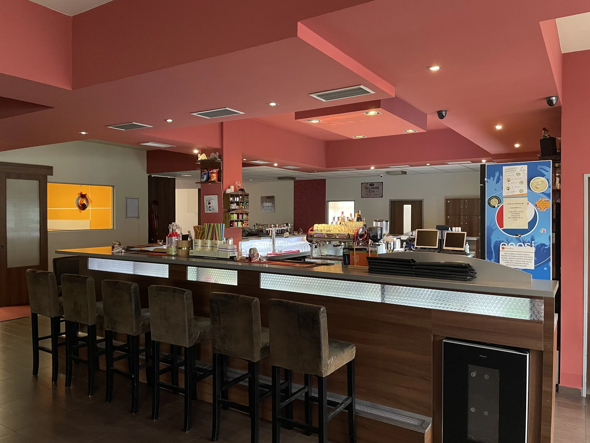 2 hod. bowlingu, mix řízků o váze 600 g, cibulové kroužky a další přílohy až pro 6 osob