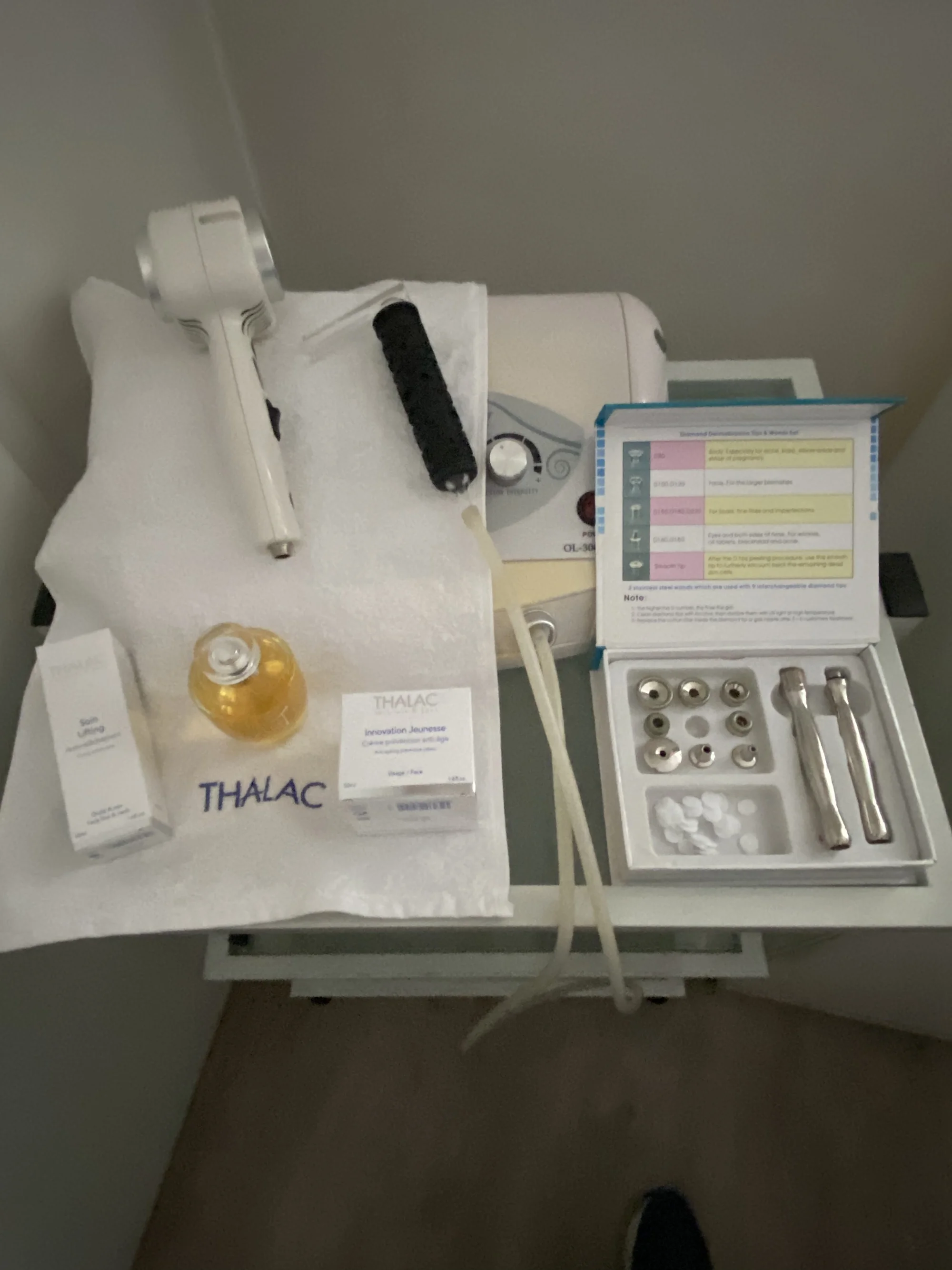 Kosmetické ošetření kosmetikou Thalac s liftingovou baňkou a kolagenovou maskou i sklenka sektu