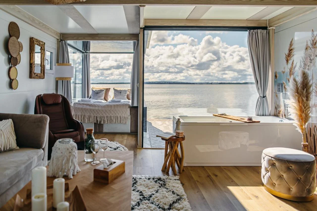 Luxusní houseboaty a bubliny na jezeře: privátní wellness, bazén, snídaně, vodní sporty a moře 300 m