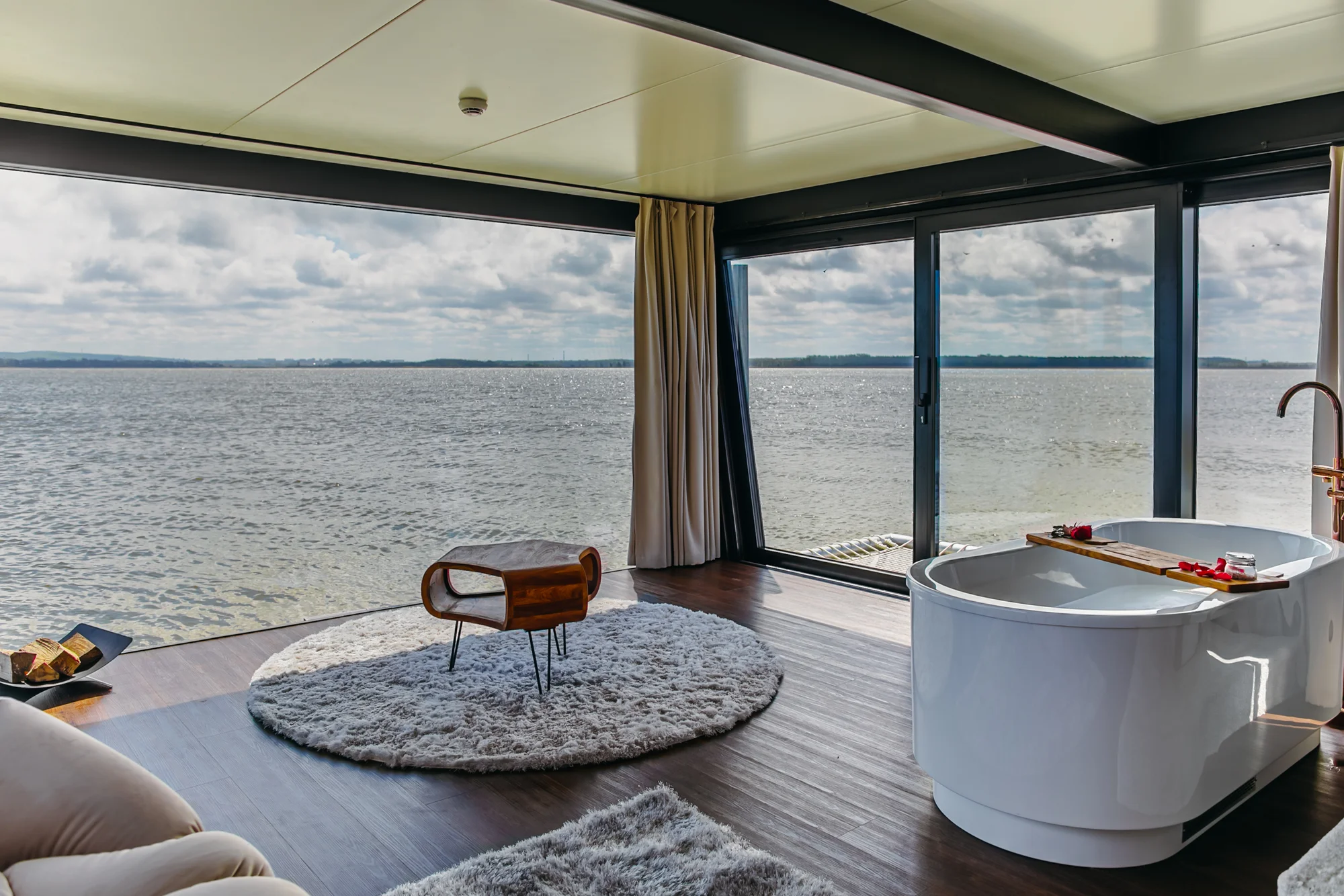 Luxusní houseboaty a bubliny na jezeře: privátní wellness, bazén, snídaně, vodní sporty a moře 300 m