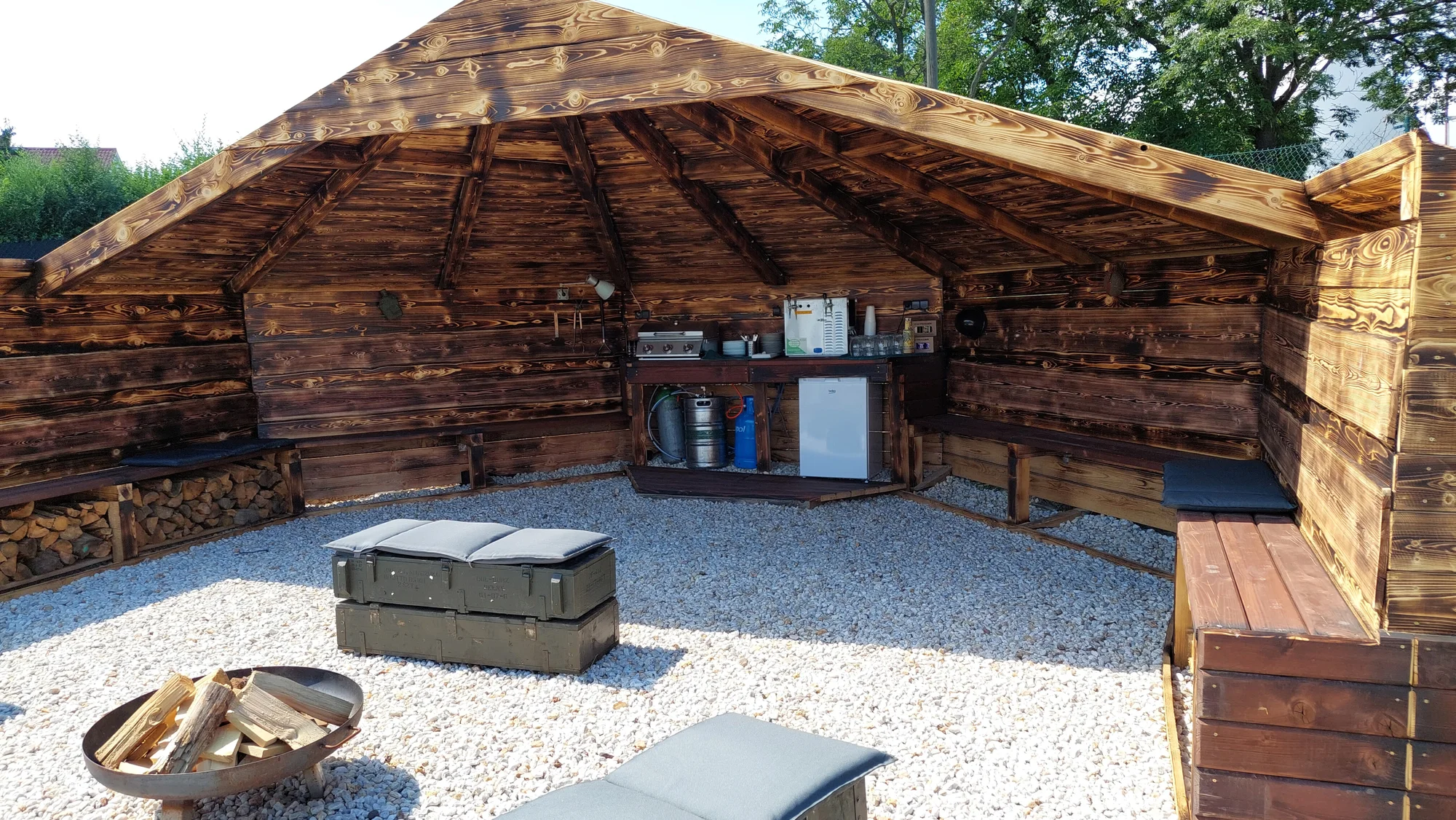 Rozlučka se svobodou či narozeninová párty v military wellness: koupací sud, paintball a spaní ve stanu