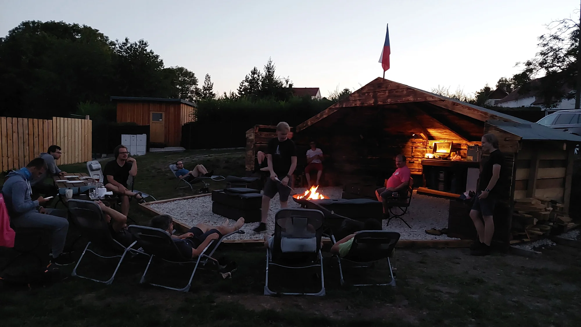 Rozlučka se svobodou či narozeninová párty v military wellness: koupací sud, paintball a spaní ve stanu