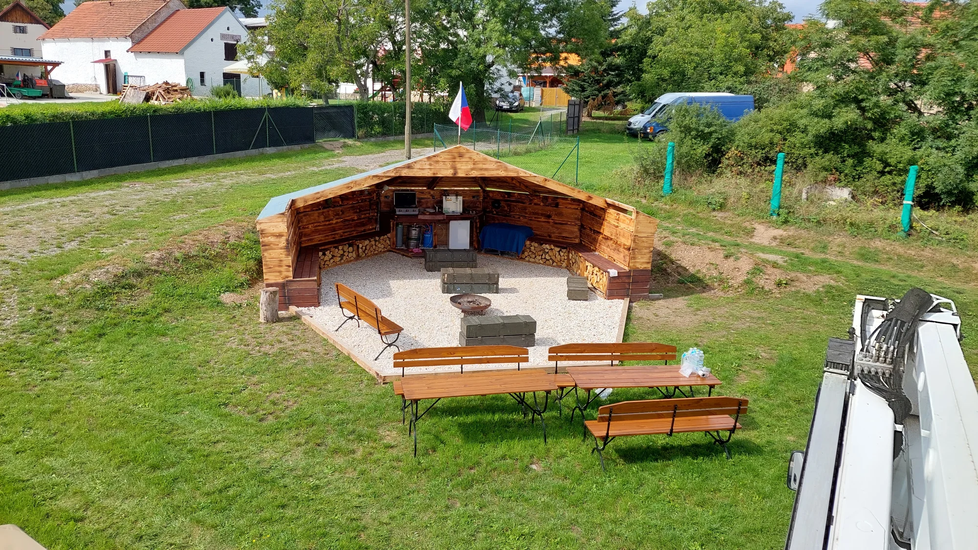 Rozlučka se svobodou či narozeninová párty v military wellness: koupací sud, paintball a spaní ve stanu