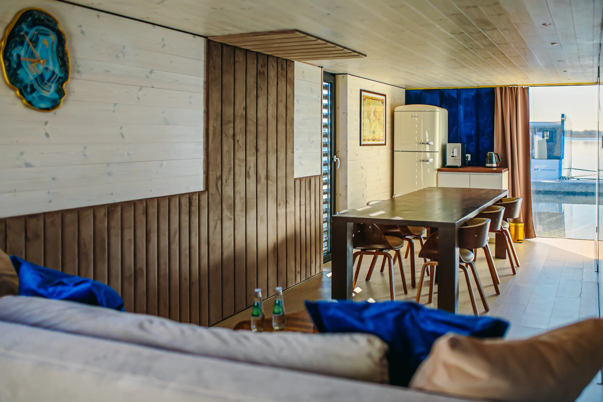 Luxusní houseboaty a bubliny na jezeře: privátní wellness, strava, vodní sporty a moře 300 m