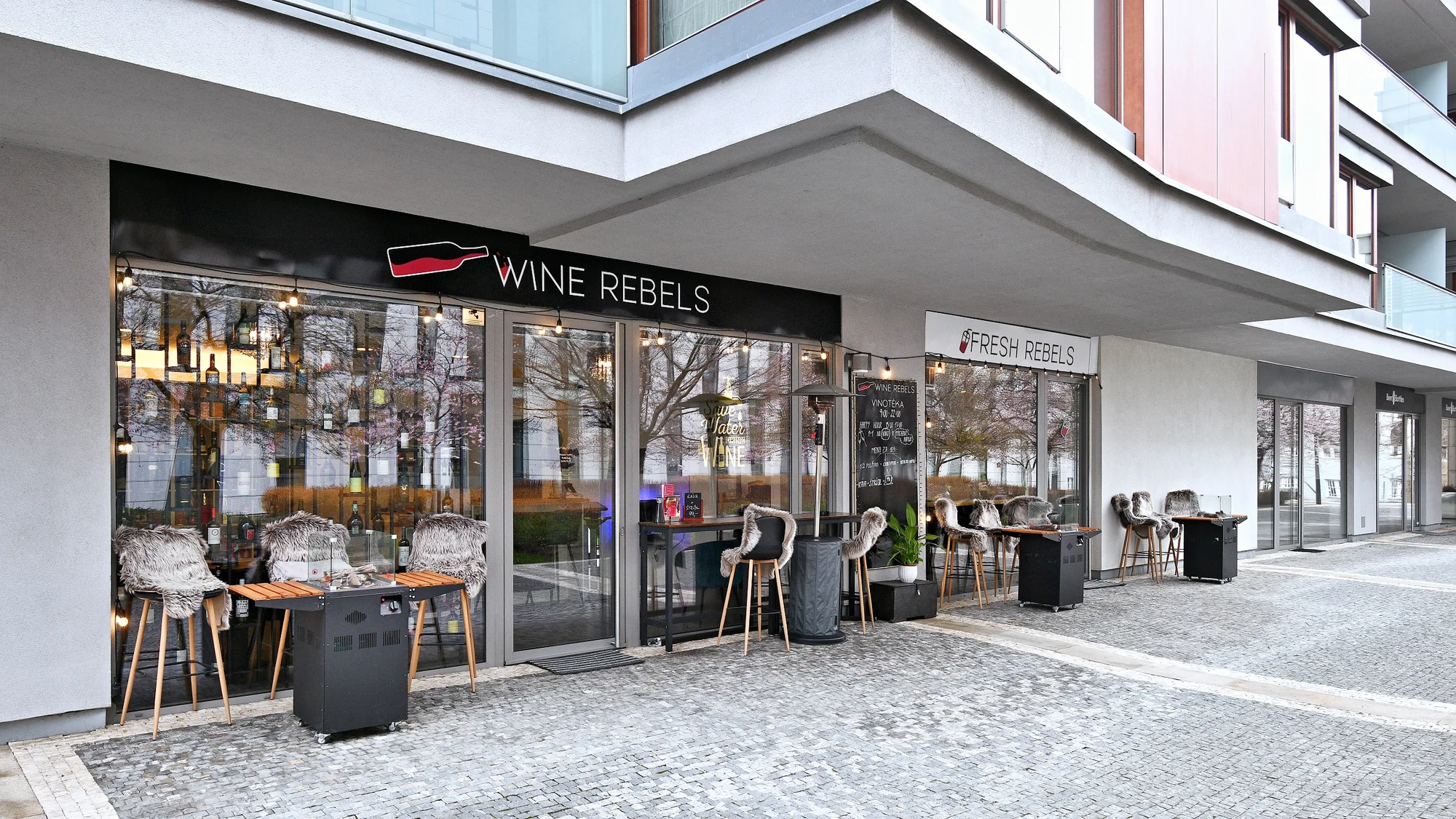 Káva dle výběru a famózní zákusek pro jednoho i dva v karlínské vinárně Wine Rebels