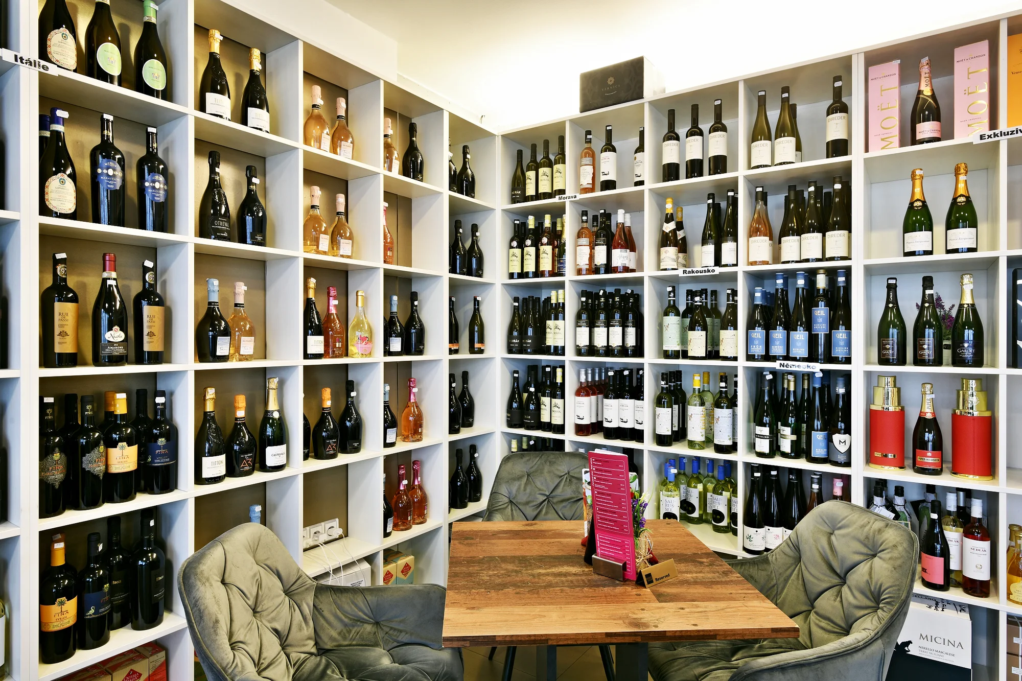 Romantická degustace vína včetně občerstvení v karlínské vinárně WINE REBELS