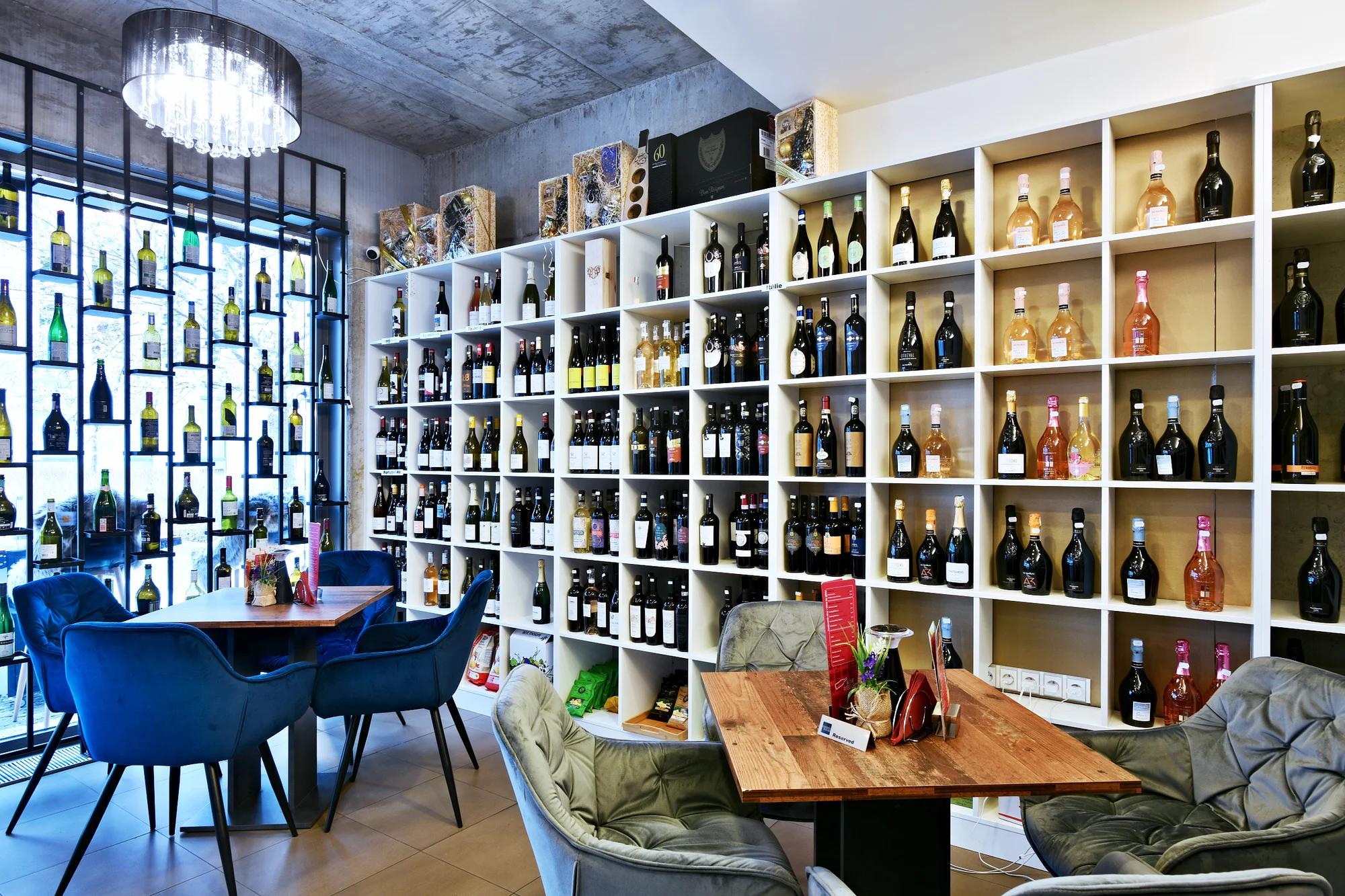 Romantická degustace vína včetně občerstvení v karlínské vinárně WINE REBELS