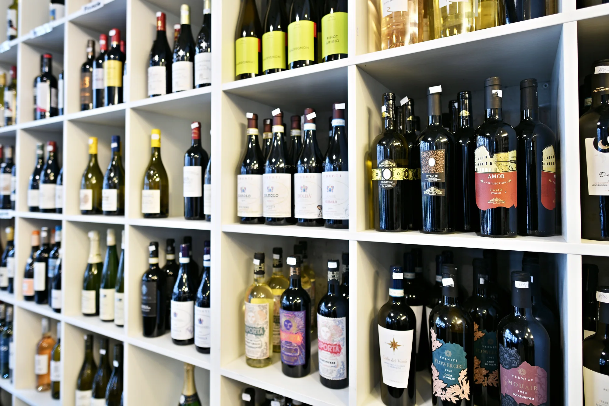 Romantická degustace vína včetně občerstvení v karlínské vinárně WINE REBELS