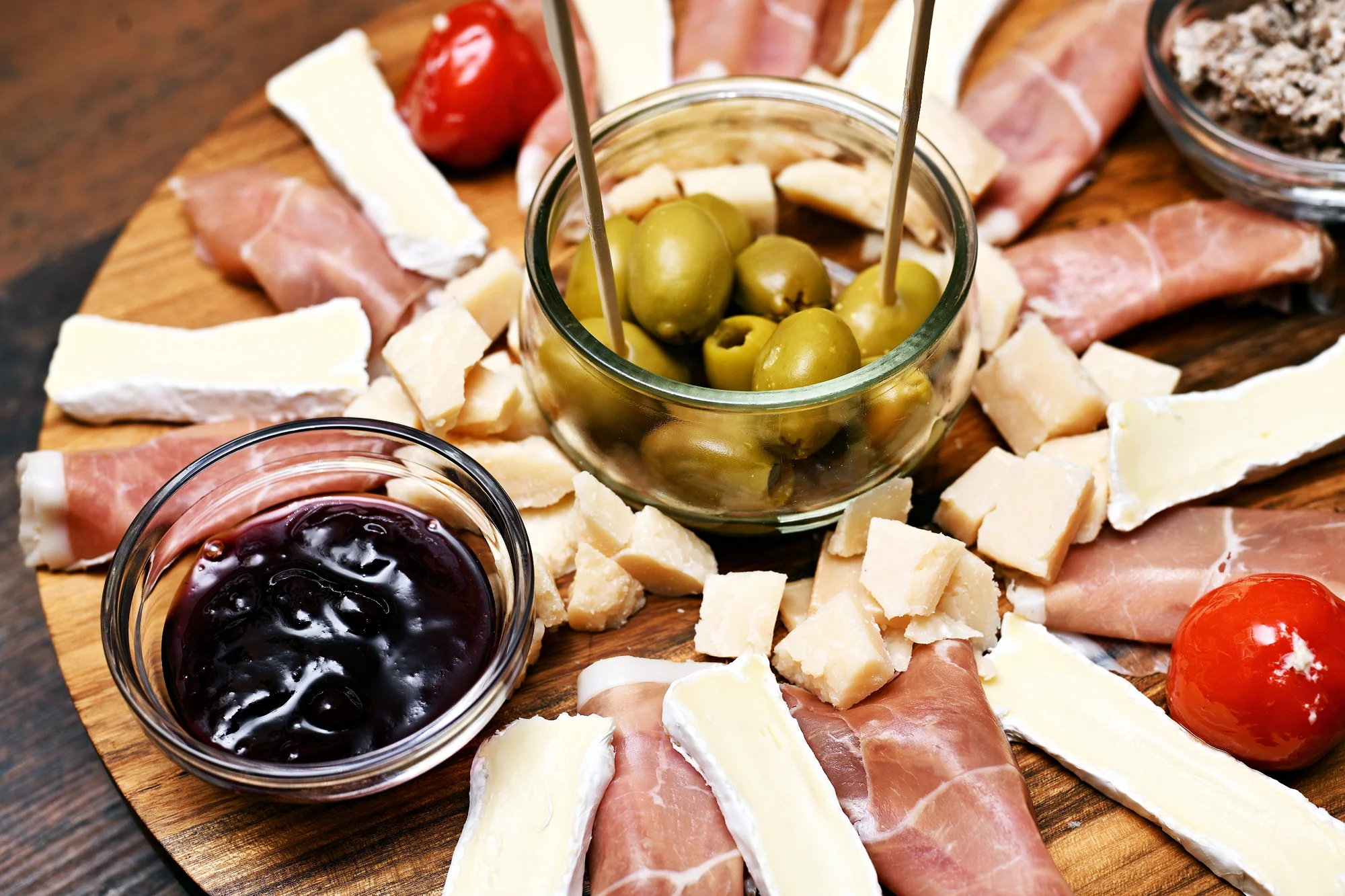 Romantická degustace vína včetně občerstvení v karlínské vinárně WINE REBELS
