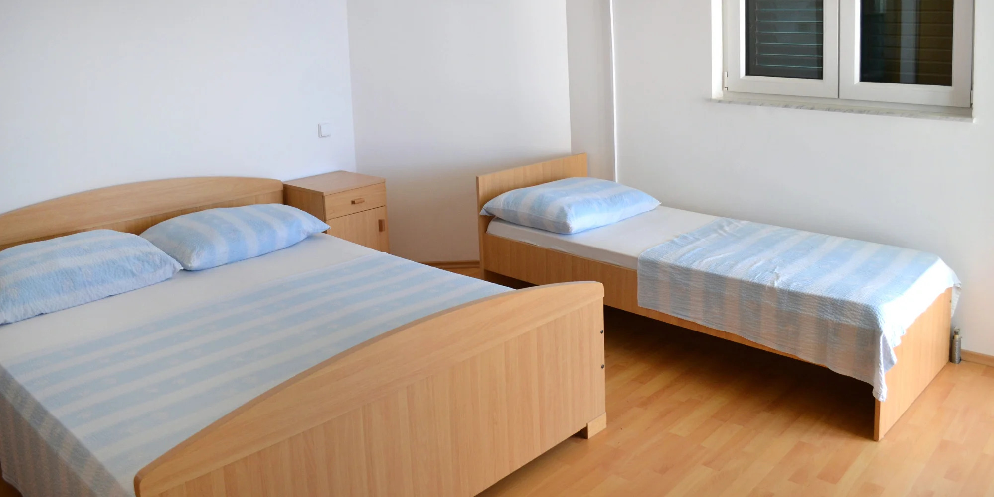 Léto v Chorvatsku: jednoduché apartmány na Omišské riviéře, 60 m od pláže