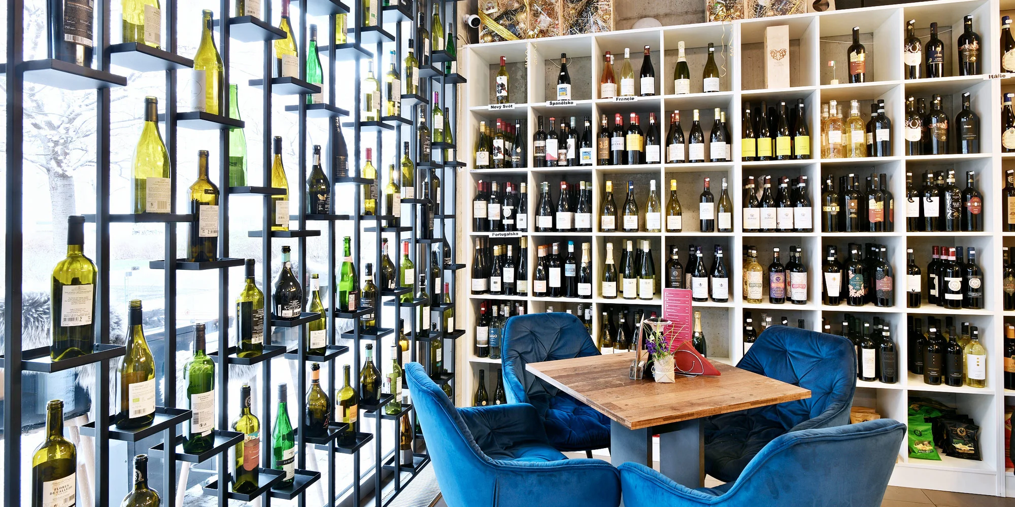 Káva dle výběru a famózní zákusek pro jednoho i dva v karlínské vinárně Wine Rebels