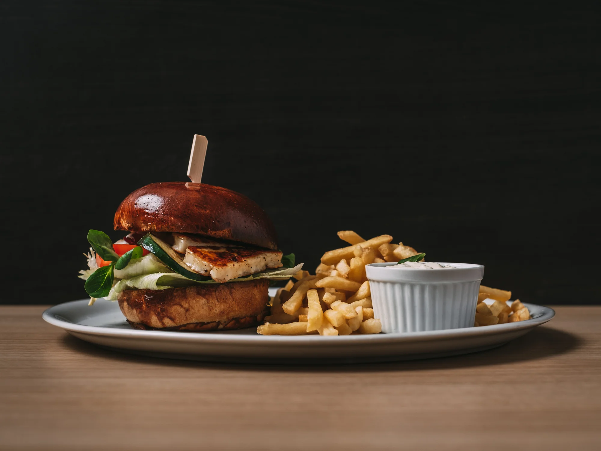 Burger menu pro jednoho i pro dva: poctivý burger s hranolky a nápojem