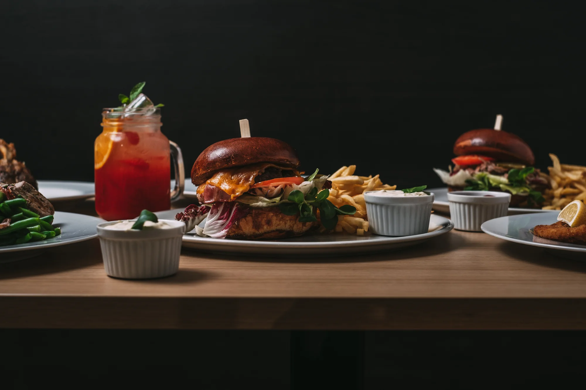 Burger menu pro jednoho i pro dva: poctivý burger s hranolky a nápojem