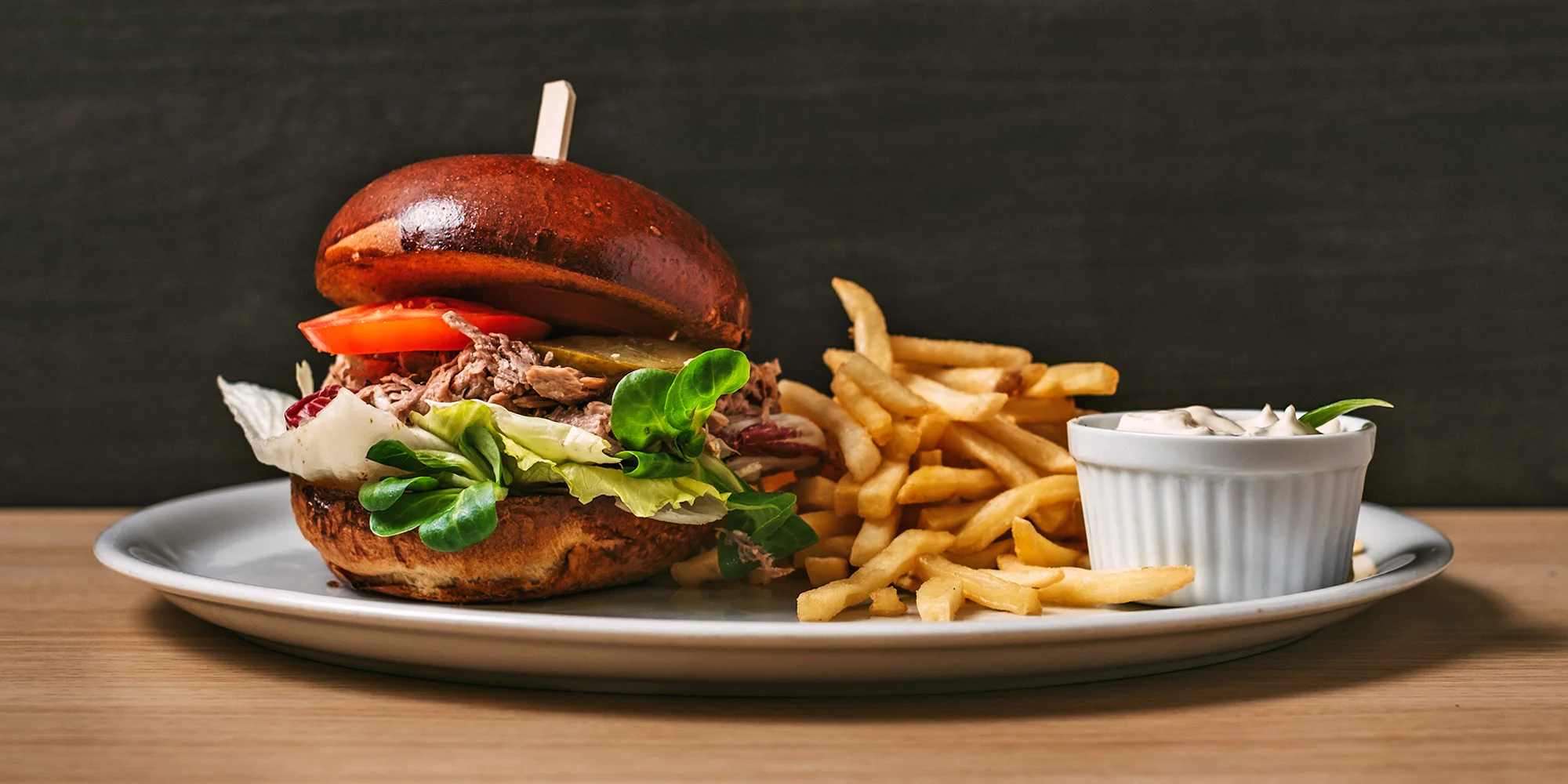 Burger menu pro jednoho i pro dva: poctivý burger s hranolky a nápojem