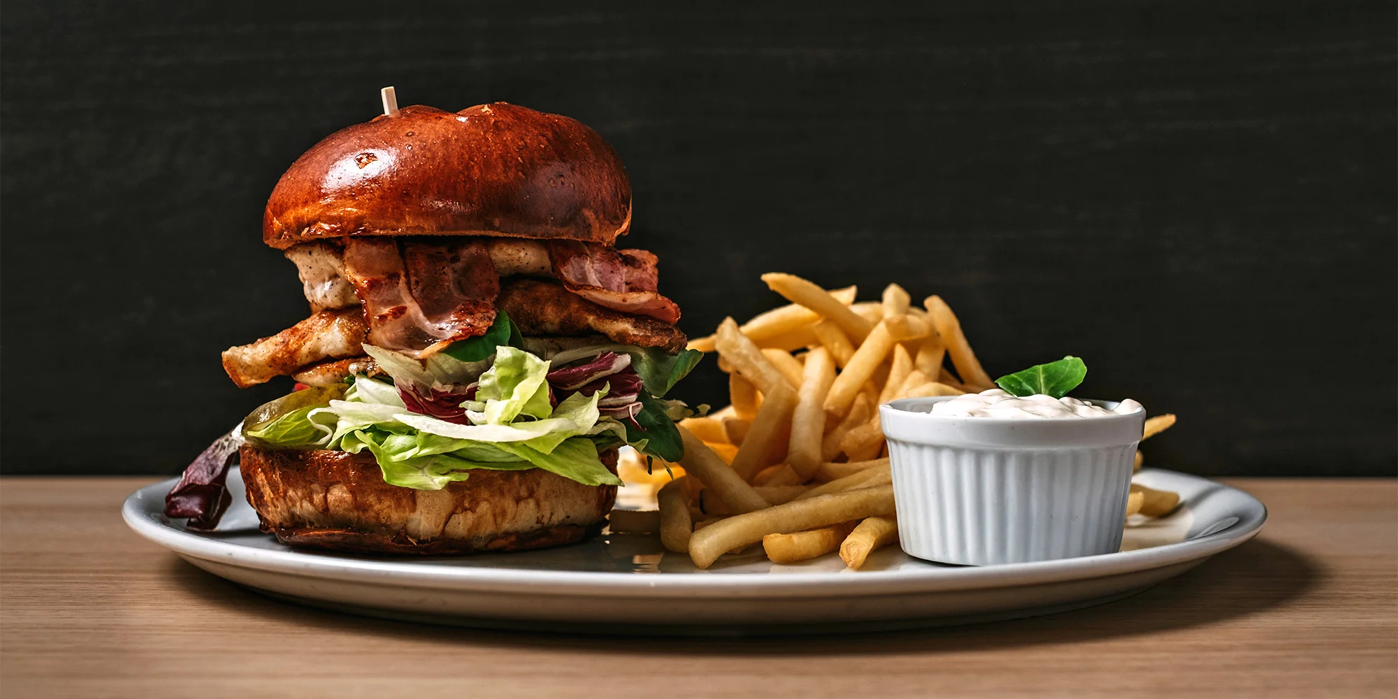 Burger menu pro jednoho i pro dva: poctivý burger s hranolky a nápojem