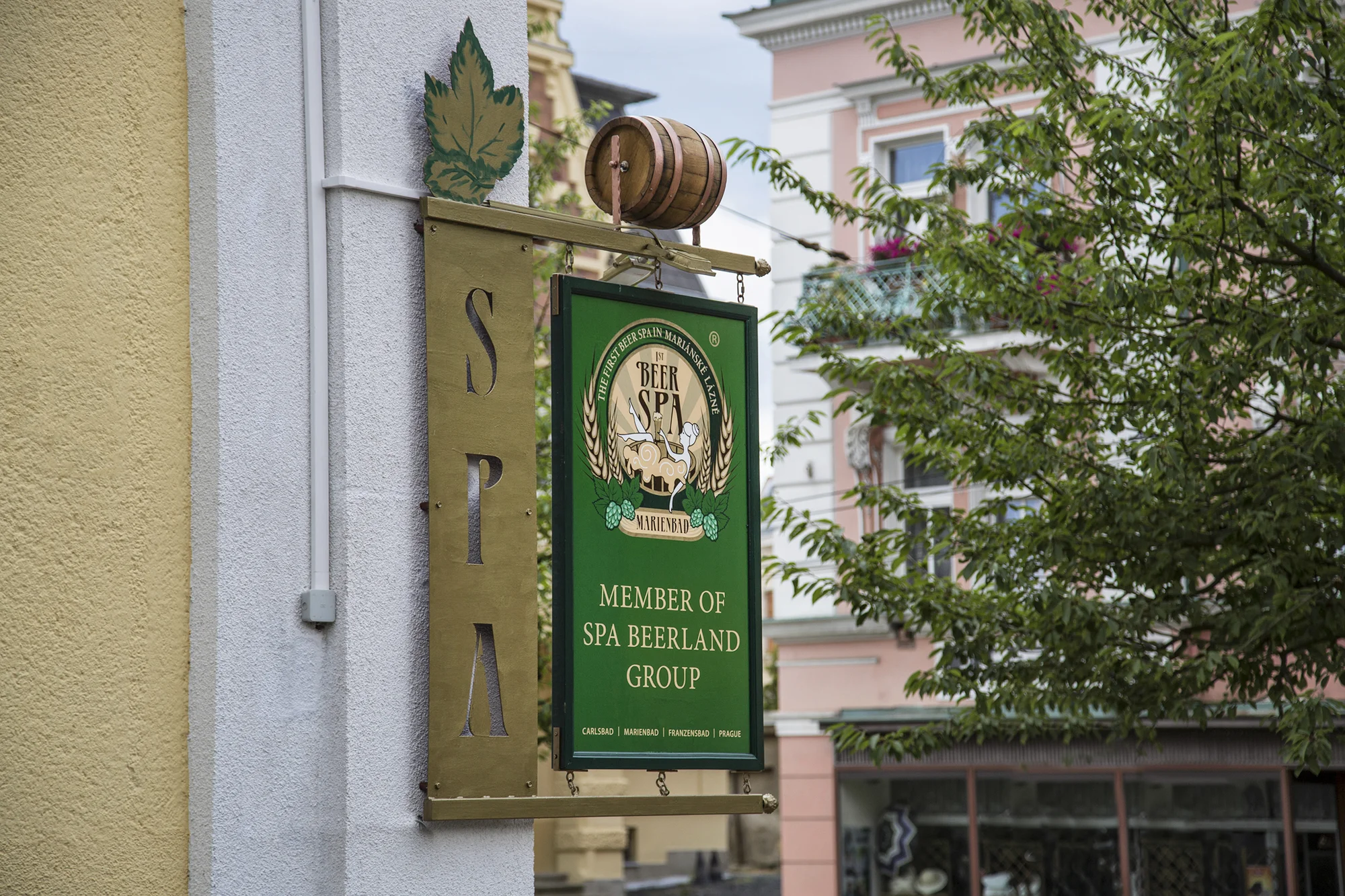 Pivní lázeň s neomezeným popíjením piva Krušovice, prohlídka parku Boheminium