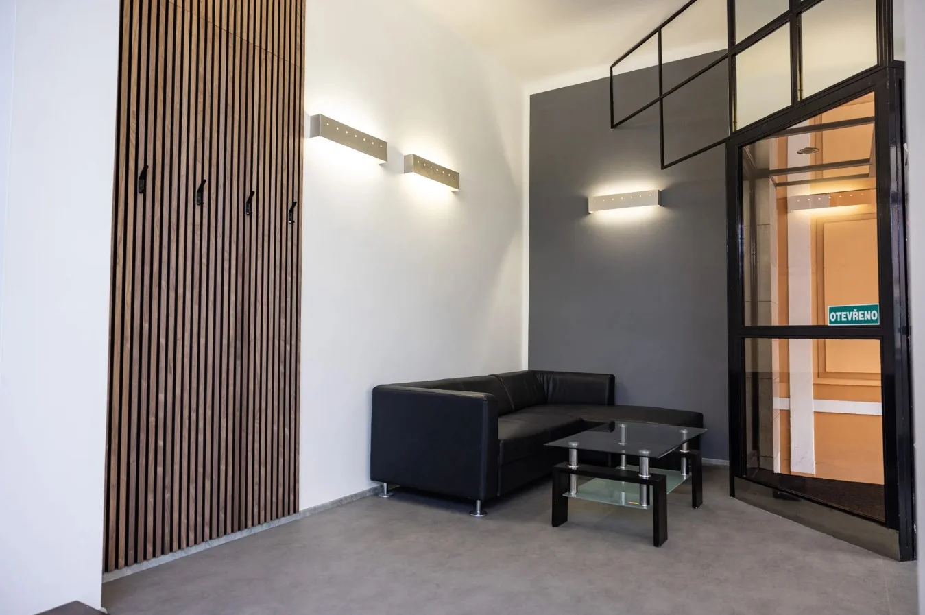 Pánské holičství v centru Hradce Králové: barber střih od 3 mm včetně úpravy kontur a mytí