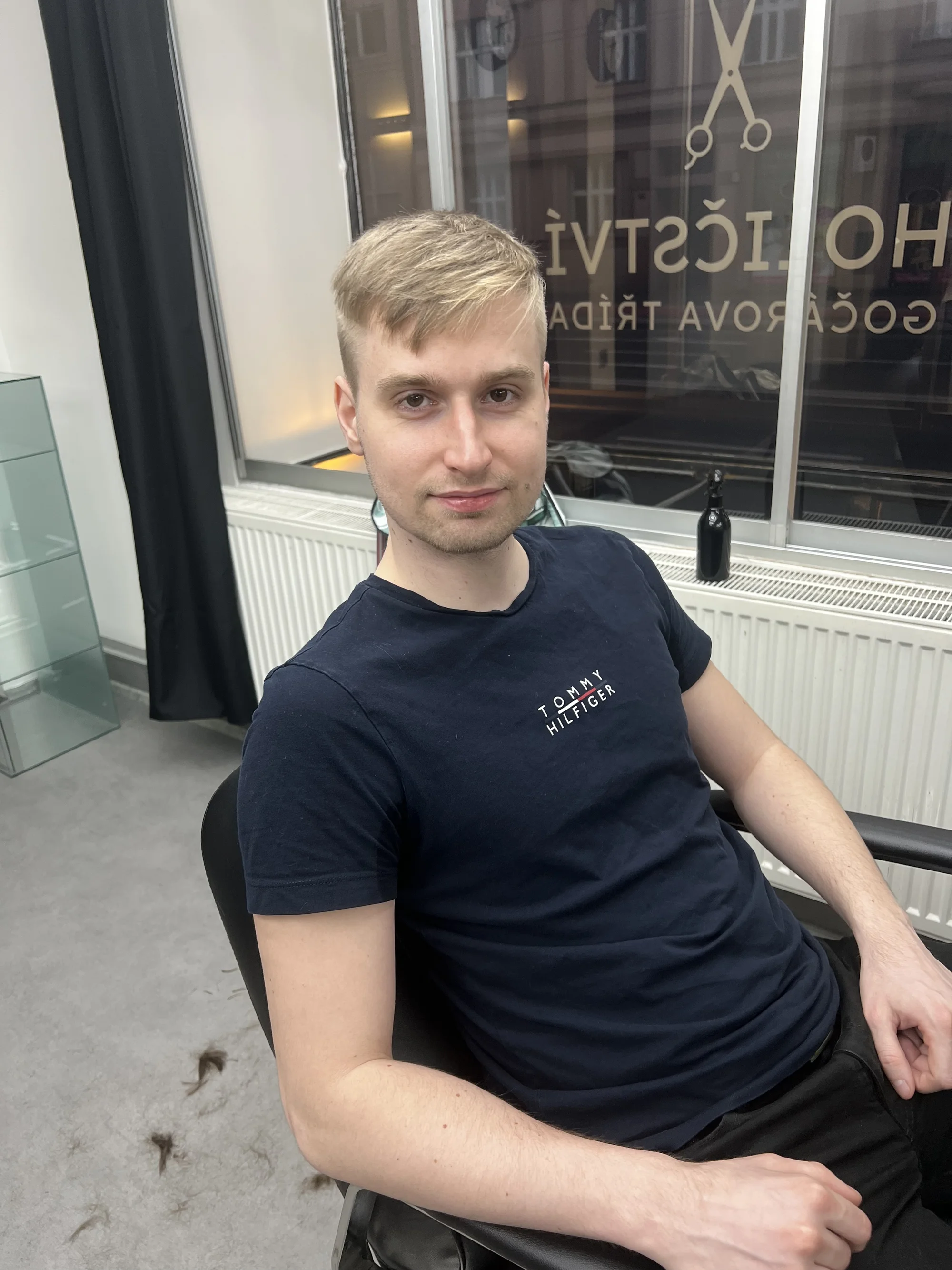 Pánské holičství v centru Hradce Králové: barber střih od 3 mm včetně úpravy kontur a mytí