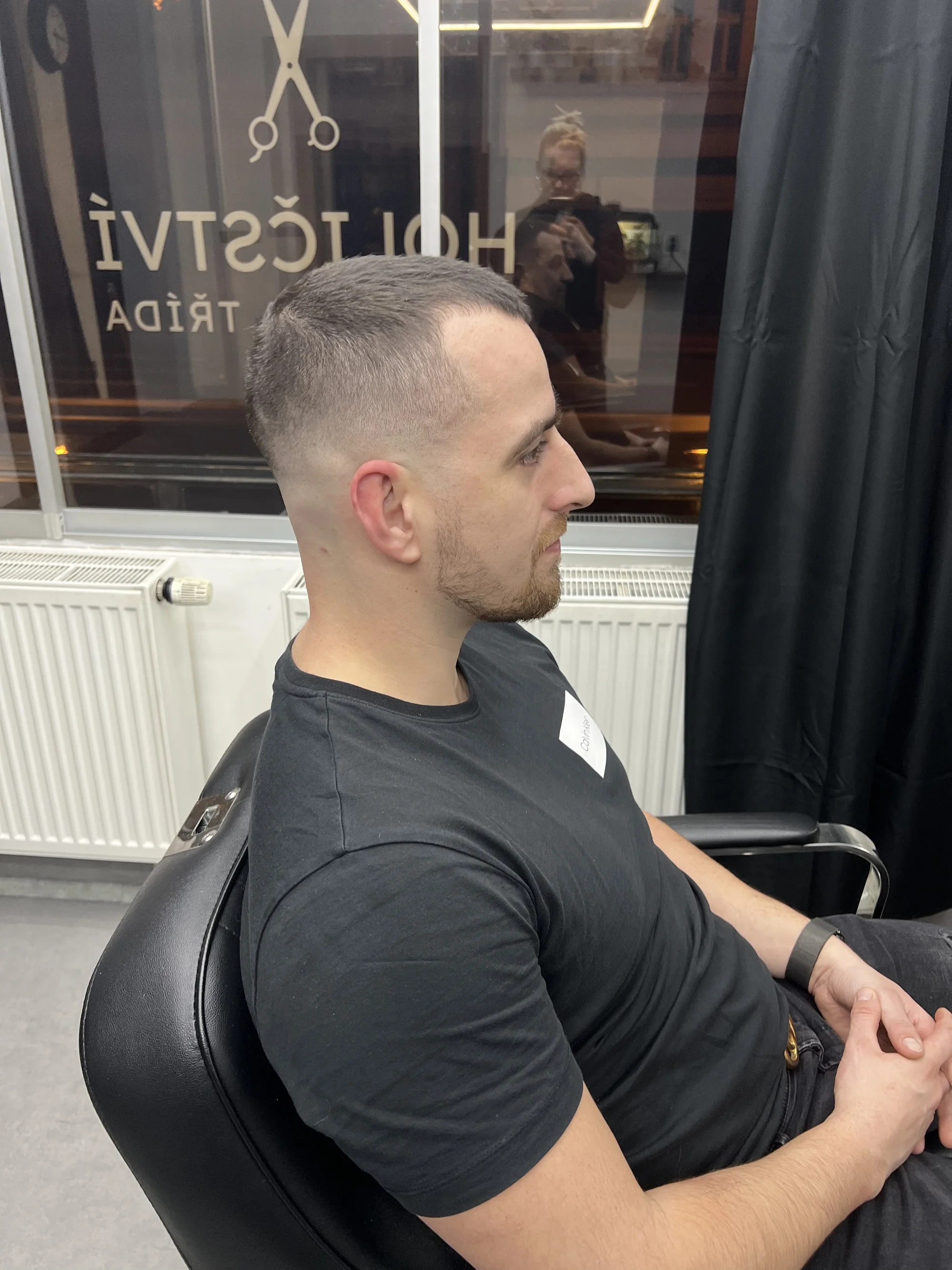 Pánské holičství v centru Hradce Králové: barber střih od 3 mm včetně úpravy kontur a mytí