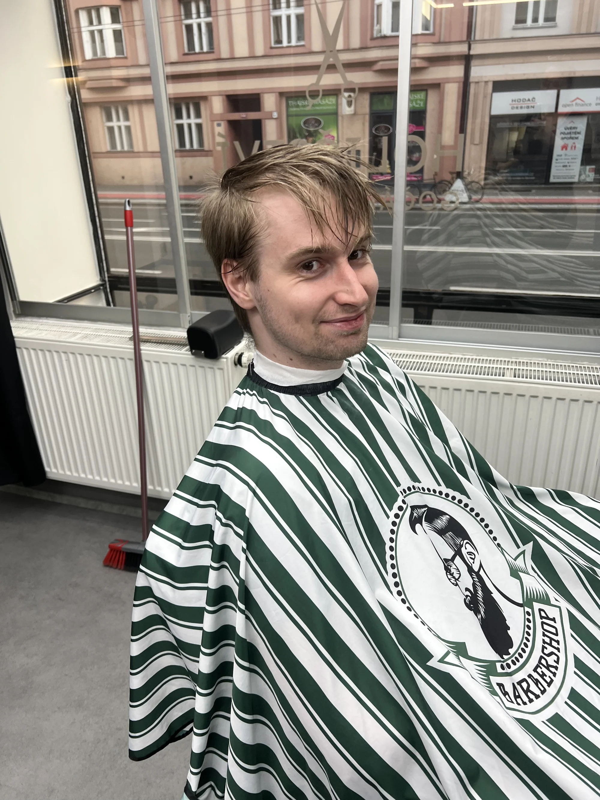 Pánské holičství v centru Hradce Králové: barber střih od 3 mm včetně úpravy kontur a mytí