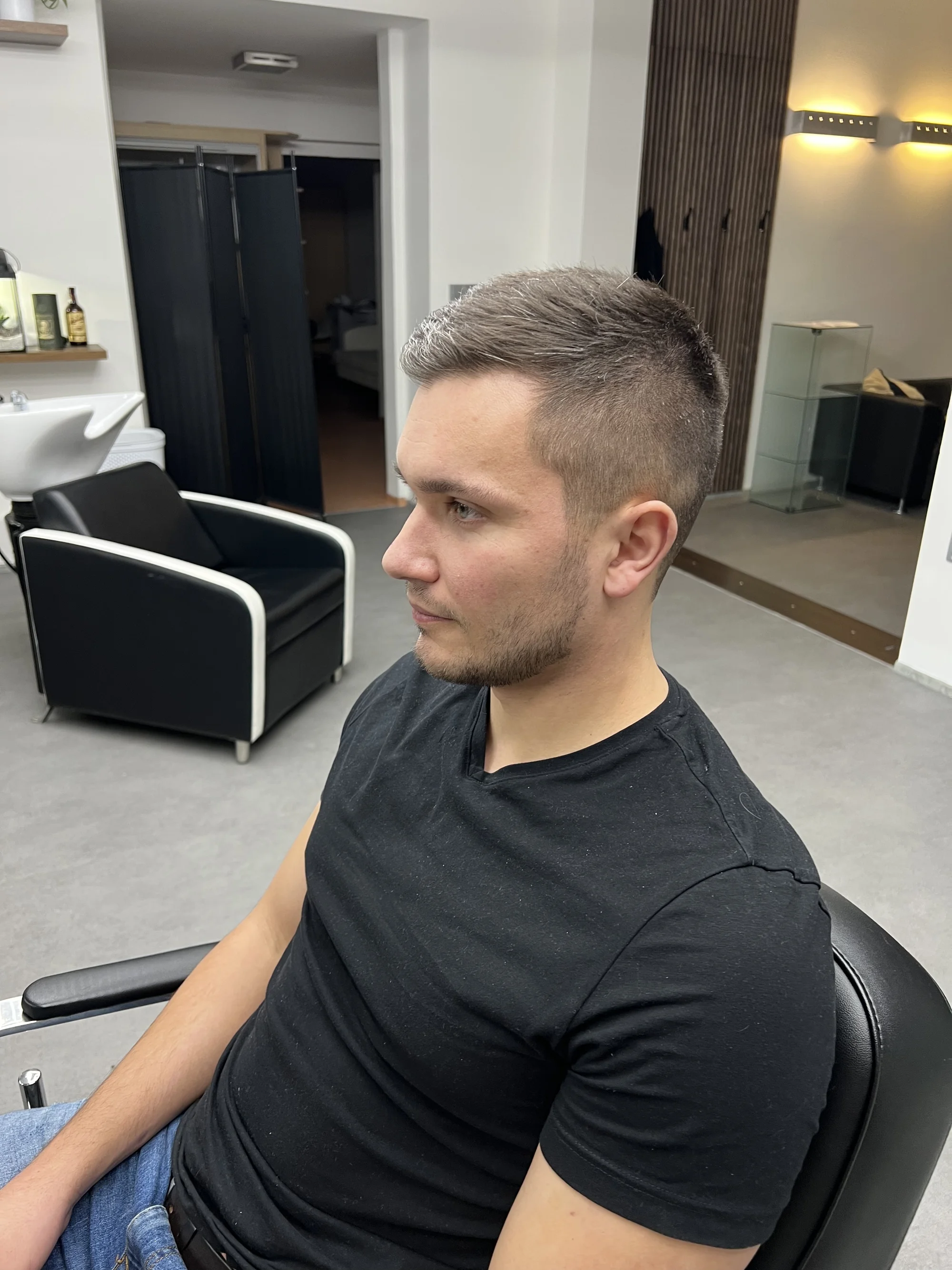Pánské holičství v centru Hradce Králové: barber střih od 3 mm včetně úpravy kontur a mytí