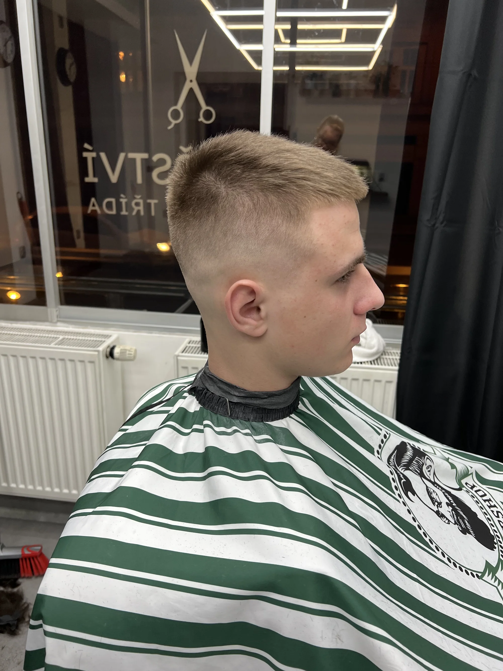 Pánské holičství v centru Hradce Králové: barber střih od 3 mm včetně úpravy kontur a mytí