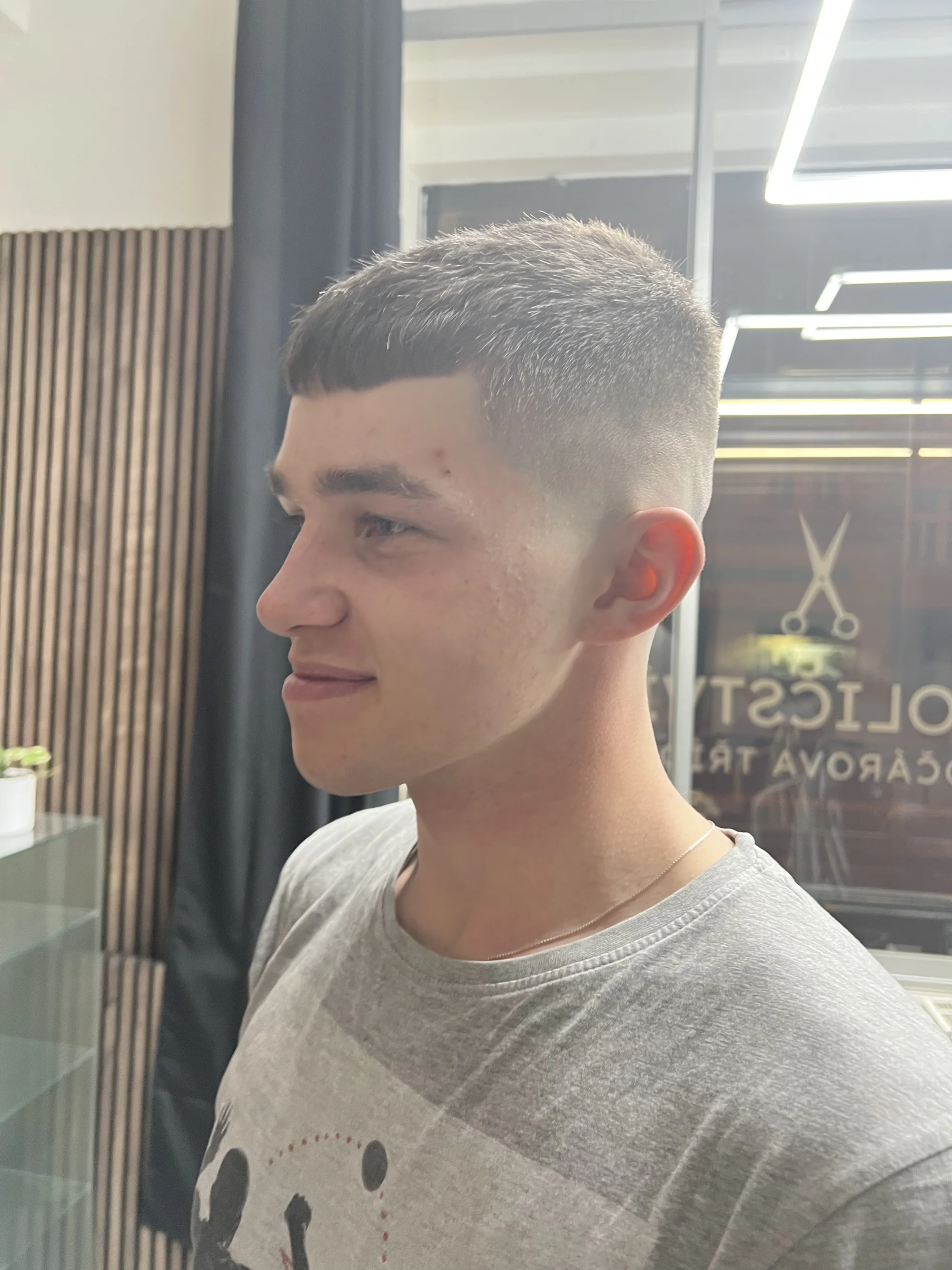 Pánské holičství v centru Hradce Králové: barber střih od 3 mm včetně úpravy kontur a mytí