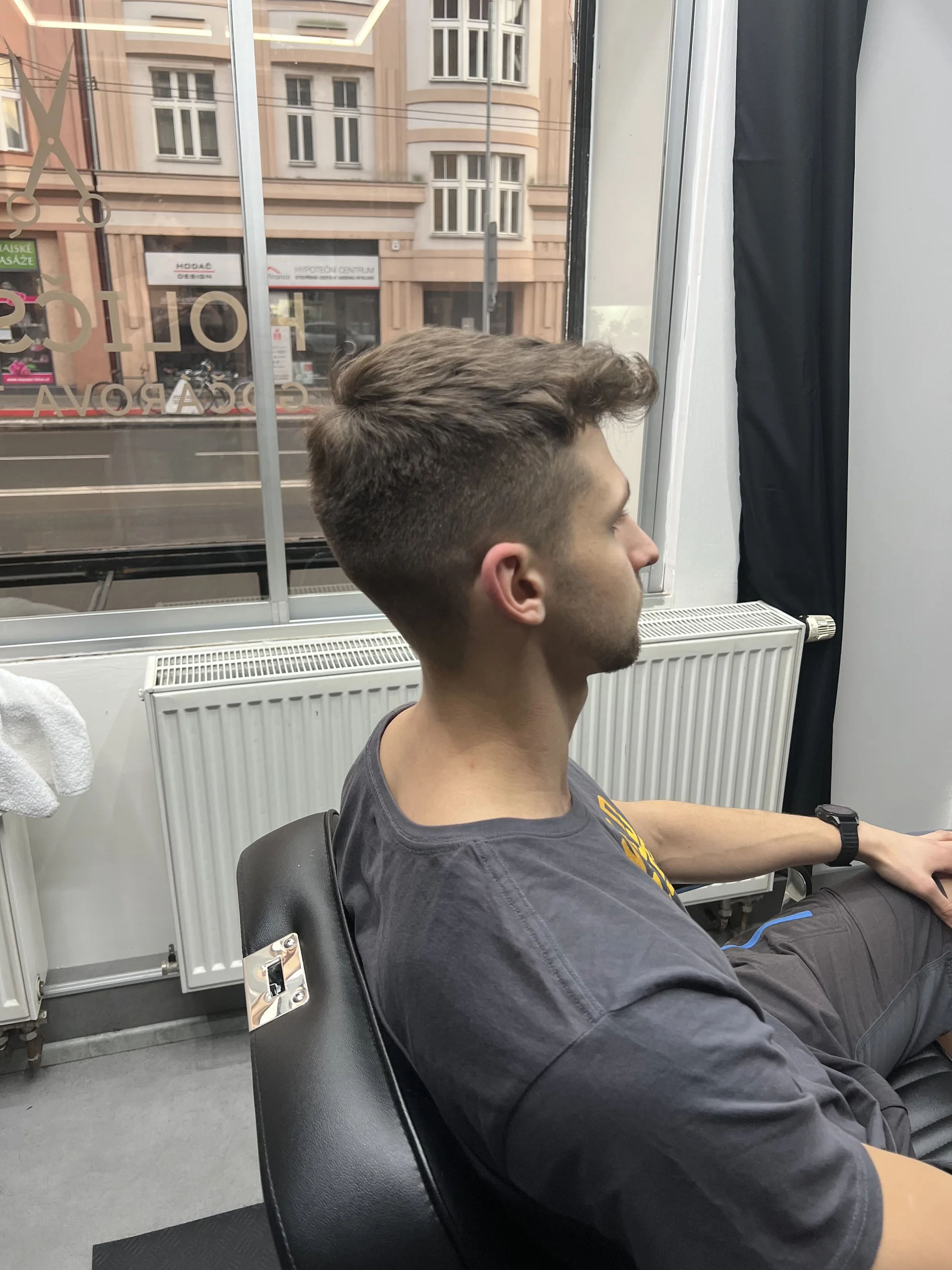 Pánské holičství v centru Hradce Králové: barber střih od 3 mm včetně úpravy kontur a mytí