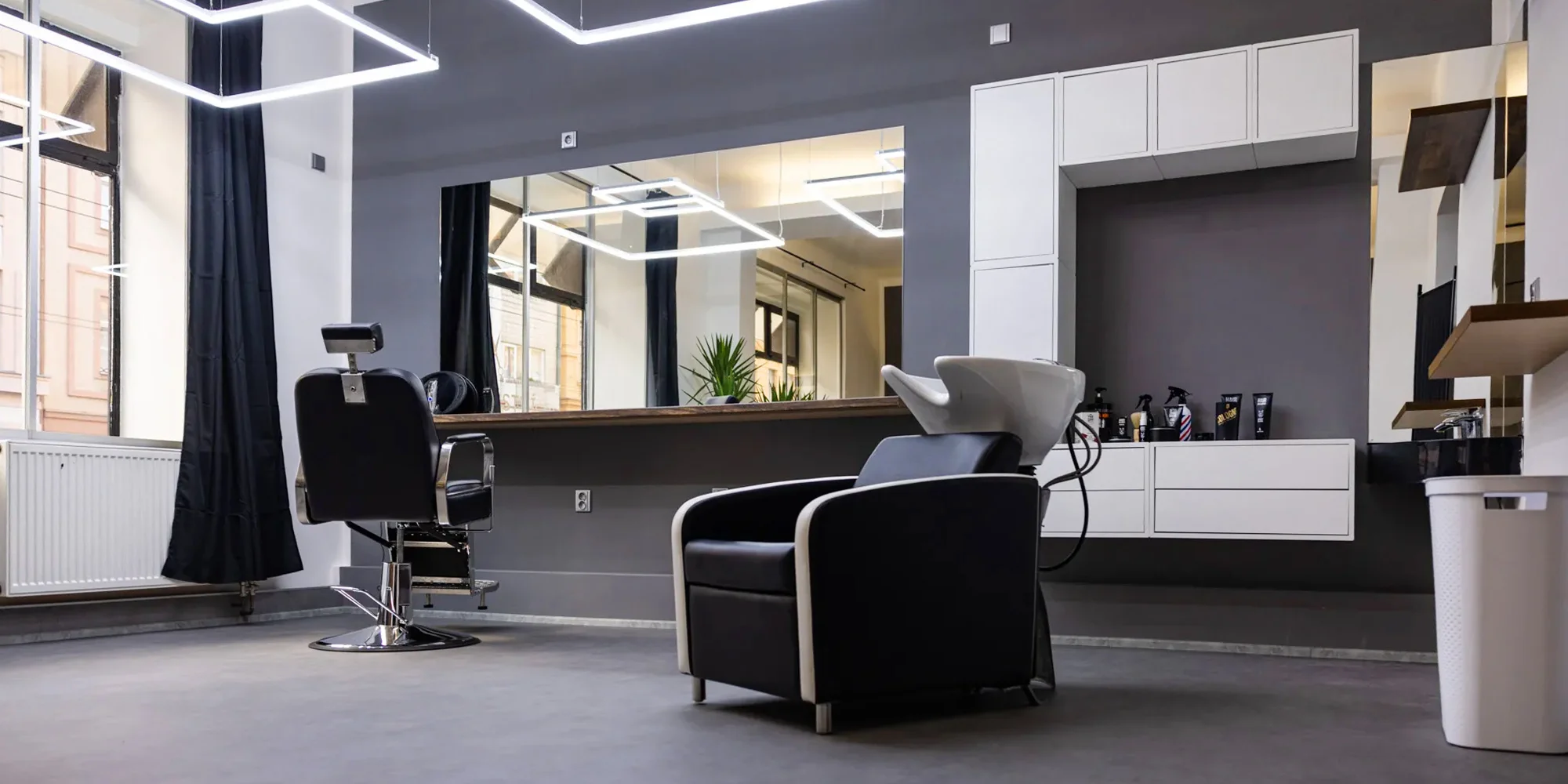 Pánské holičství v centru Hradce Králové: barber střih od 3 mm včetně úpravy kontur a mytí