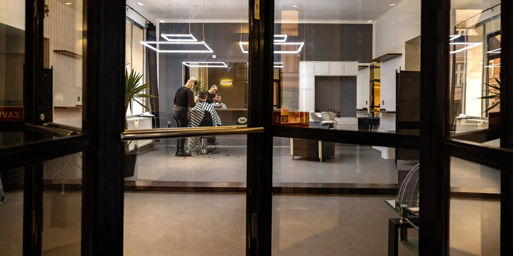 Pánské holičství v centru Hradce Králové: barber střih od 3 mm včetně úpravy kontur a mytí