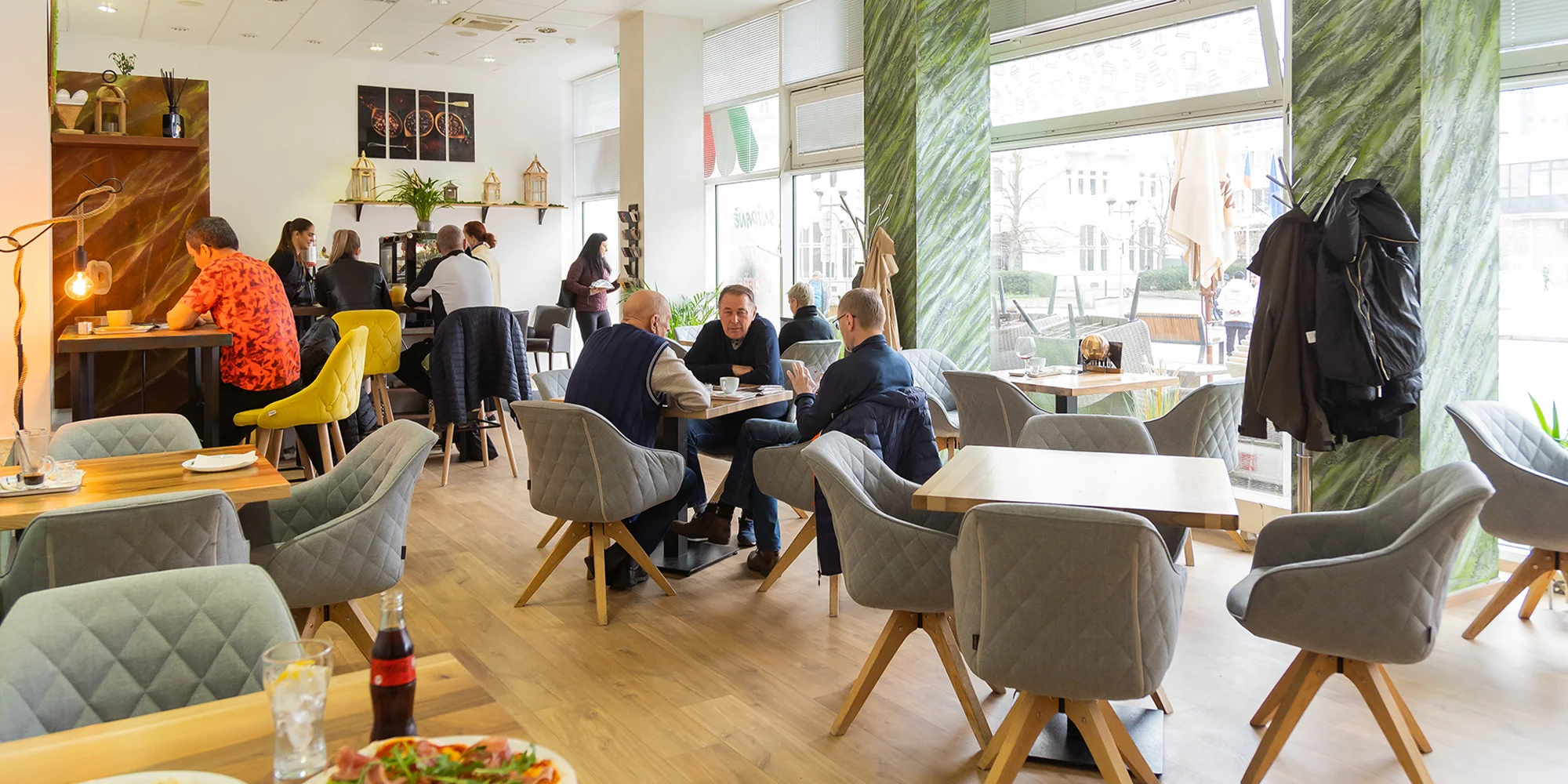 Bohatá snídaně v La Café pro dva: vajíčka, párky, fazolky i káva a džus