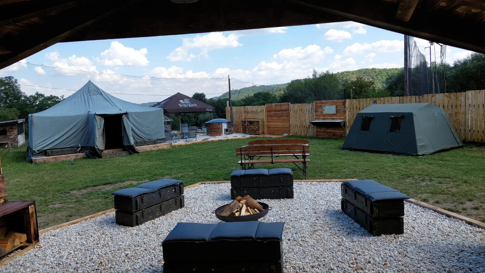 Rozlučka se svobodou či narozeninová párty v military wellness: koupací sud, paintball a spaní ve stanu