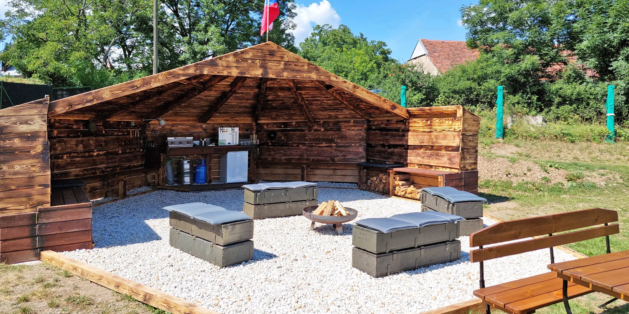 Rozlučka se svobodou či narozeninová párty v military wellness: koupací sud, paintball a spaní ve stanu