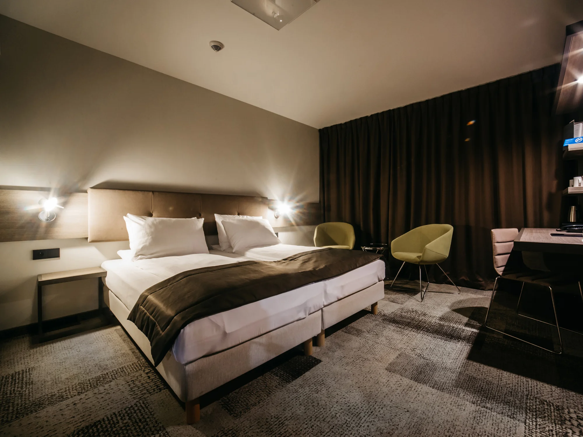 Moderní hotel v centru Katovic: bufetové snídaně a procházky městem