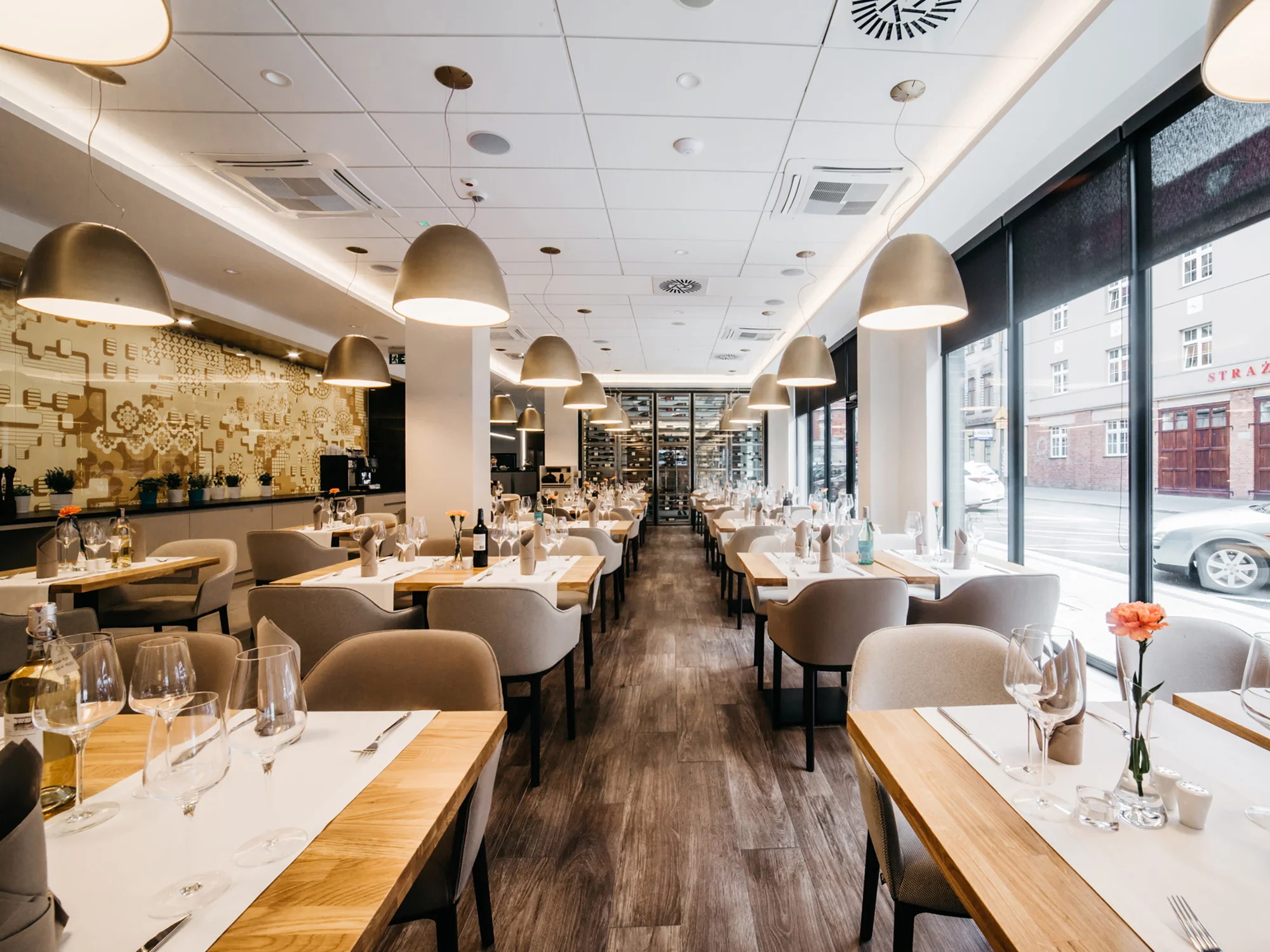 Moderní hotel v centru Katovic: bufetové snídaně a procházky městem