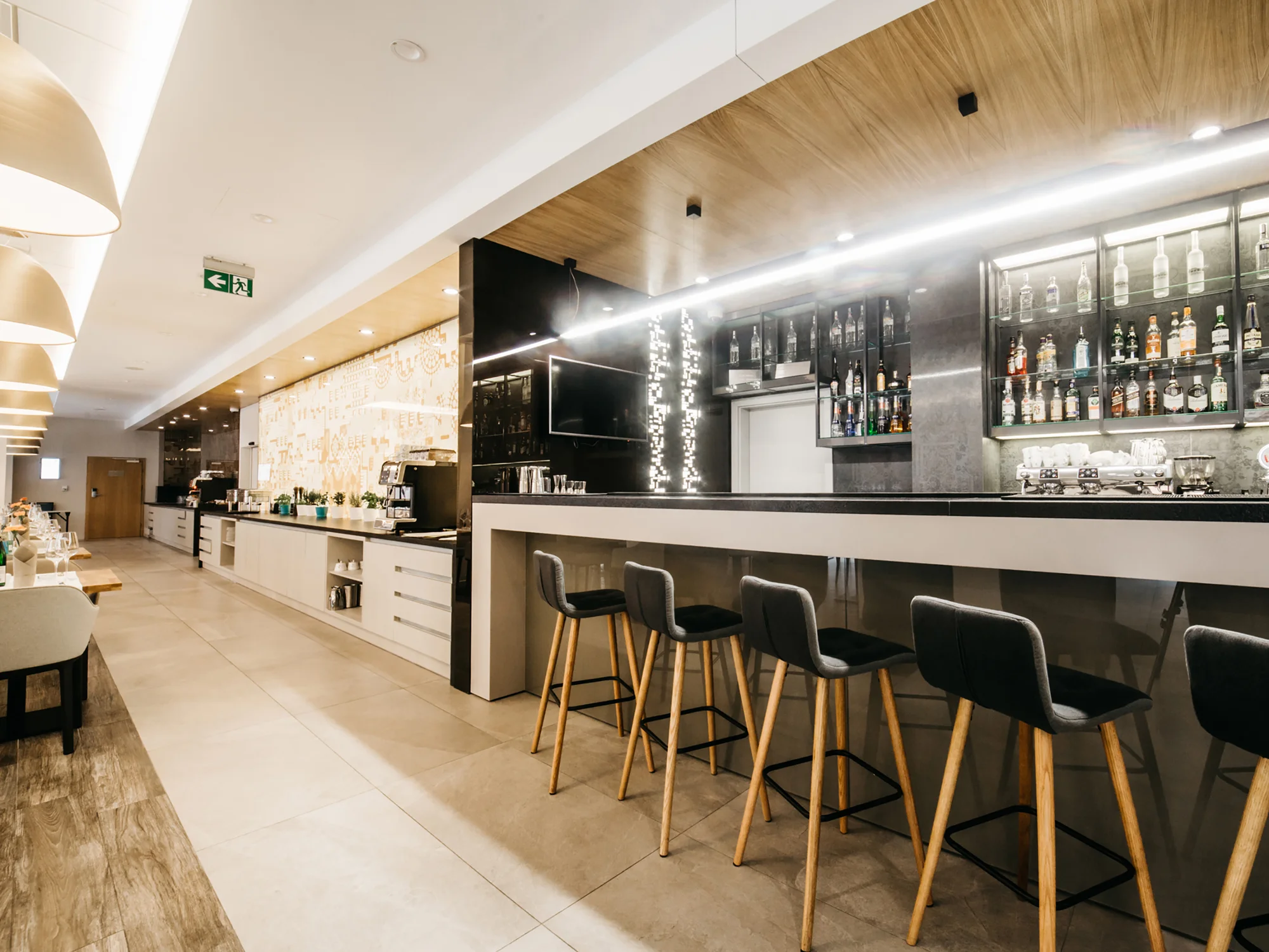 Moderní hotel v centru Katovic: bufetové snídaně a procházky městem
