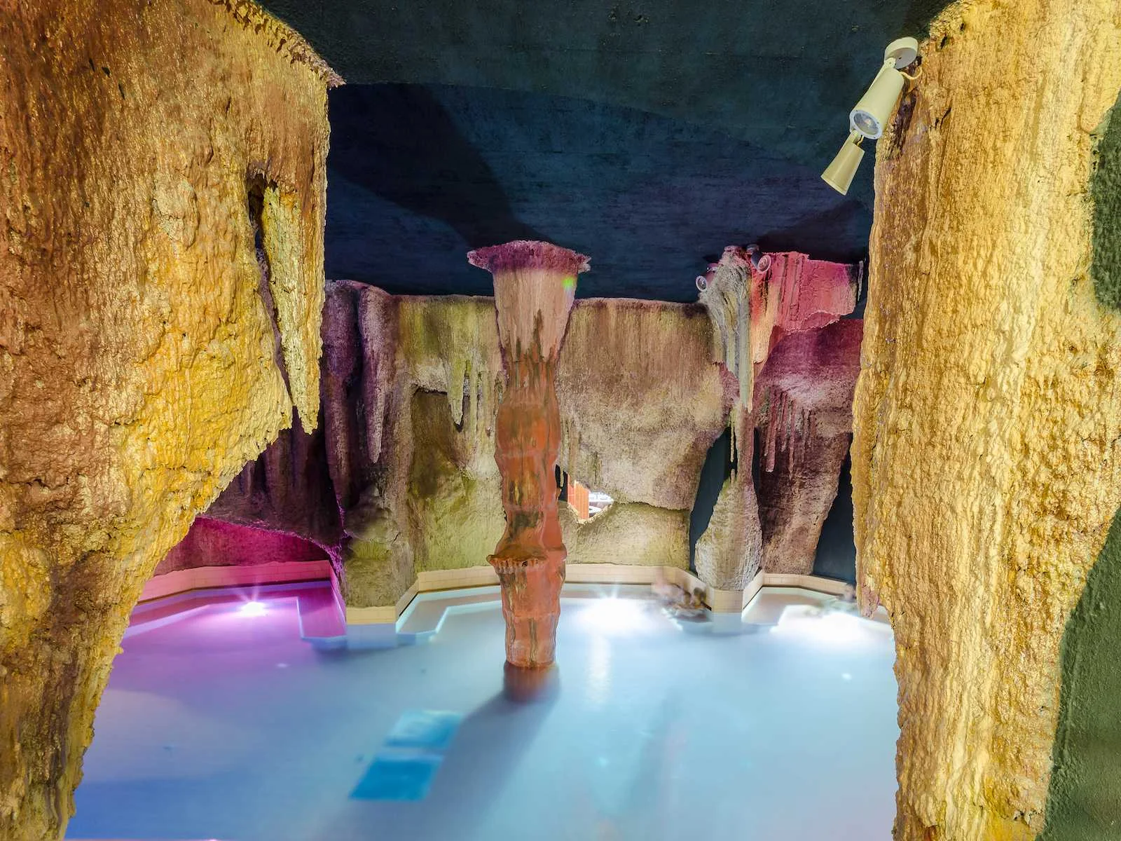Pobyt ve 4* hotelu 200 m od největších termálů v Evropě: polopenze a neomezená sauna