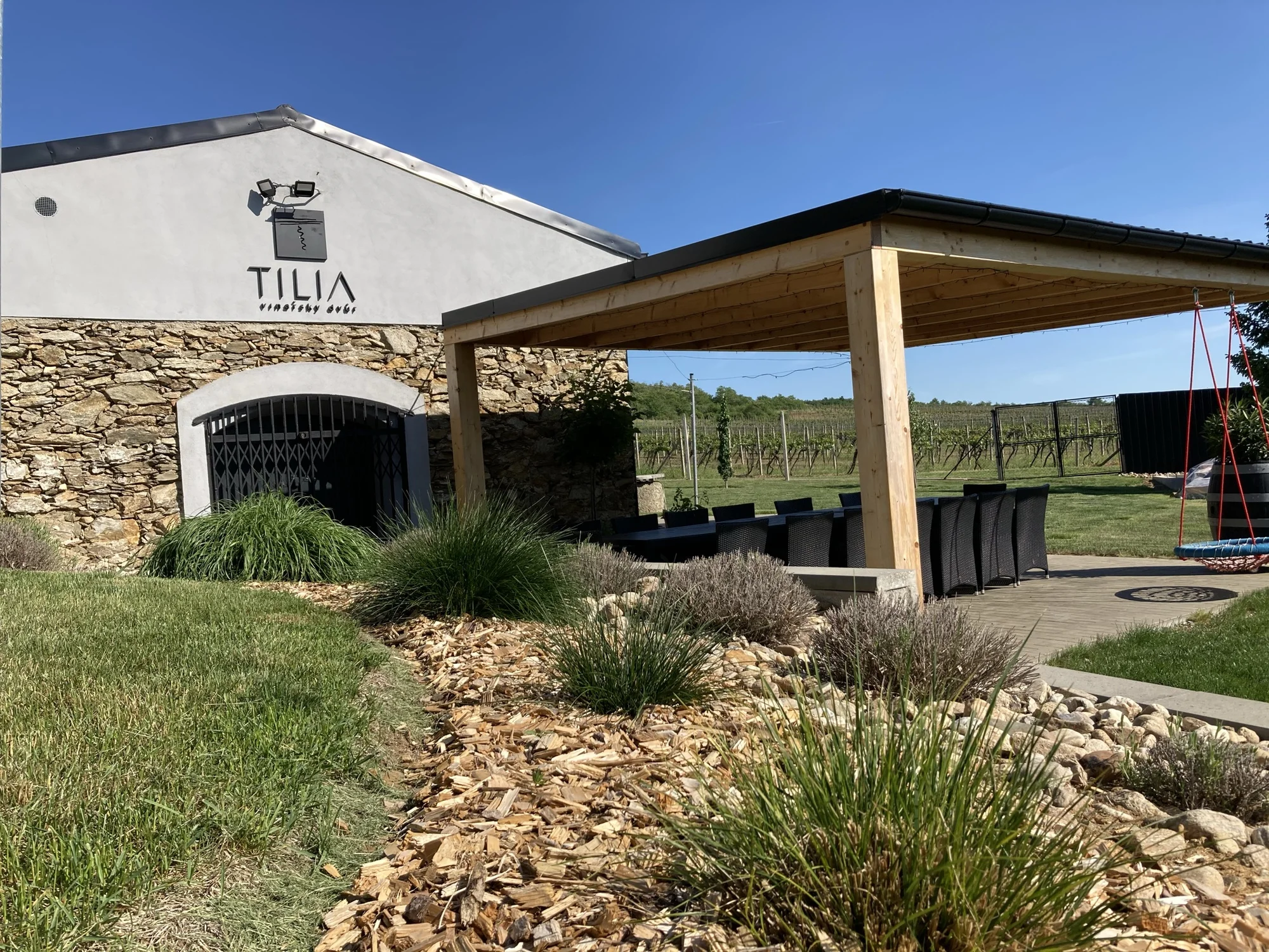 Prohlídka vinařství s degustací 6 až 8 vzorků vína i včetně pohoštění