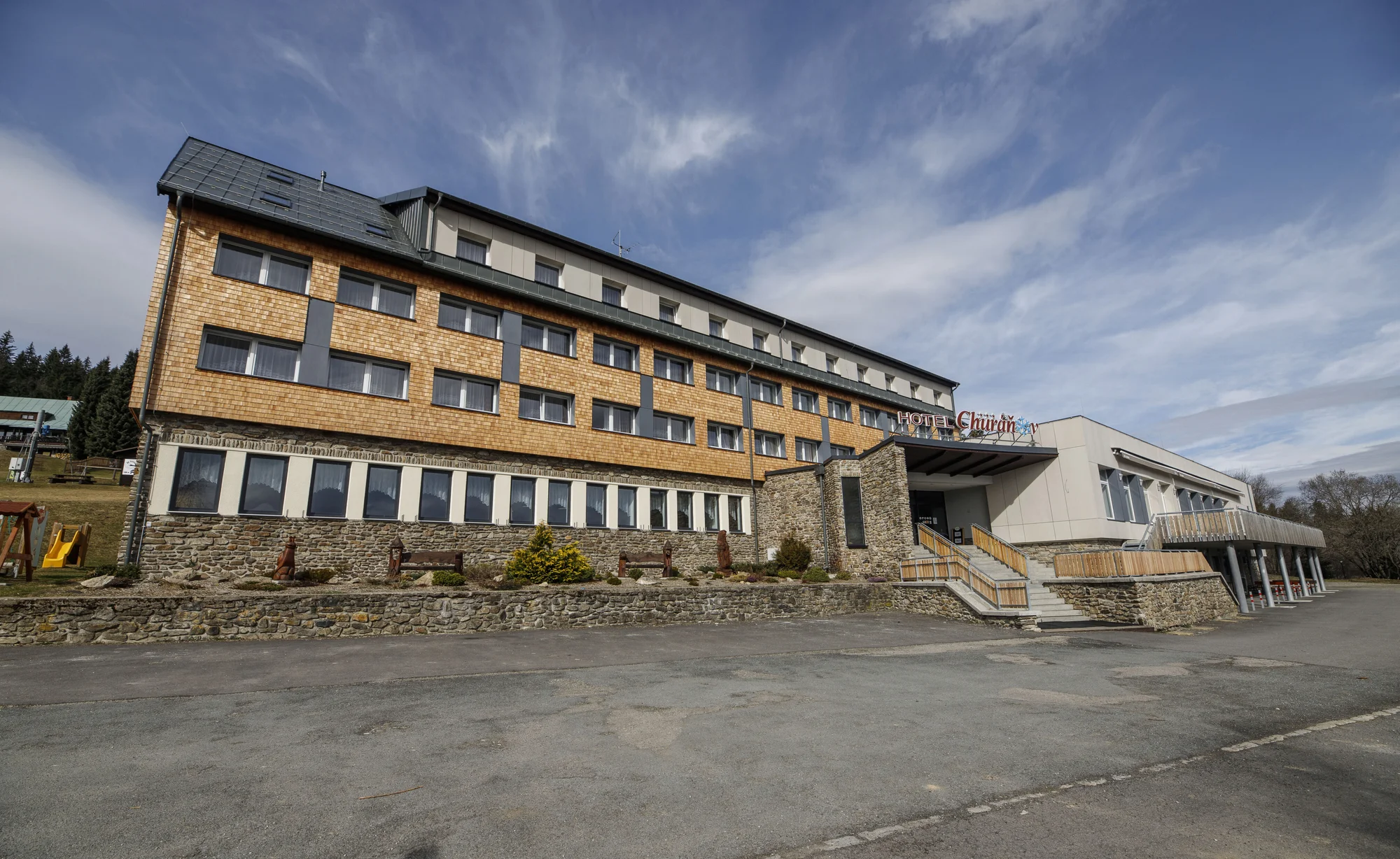 Aktivní pobyt na Šumavě: zrekonstruovaný hotel s polopenzí, wellness, sport i výlety