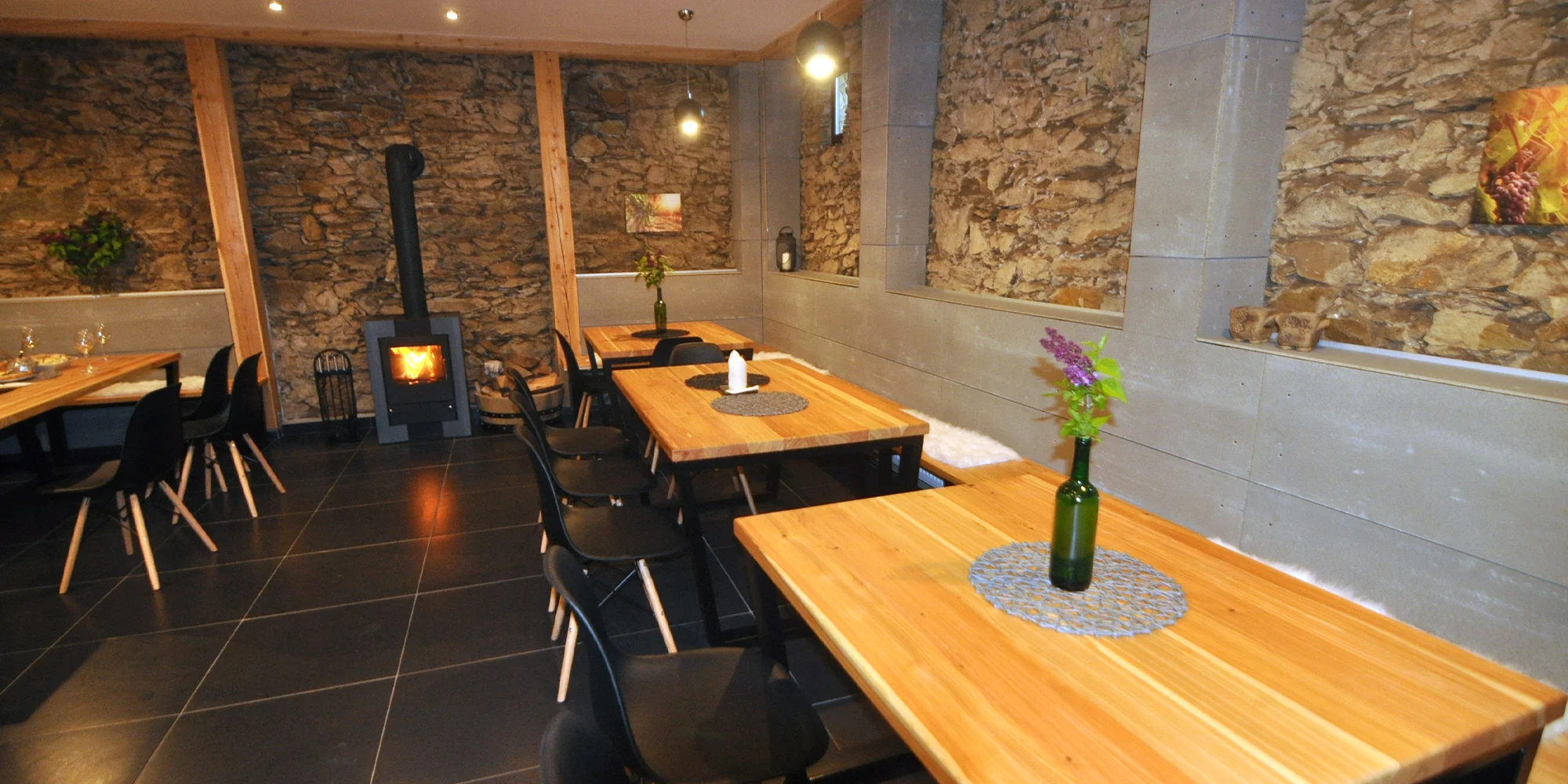 Prohlídka vinařství s degustací 6 až 8 vzorků vína i včetně pohoštění