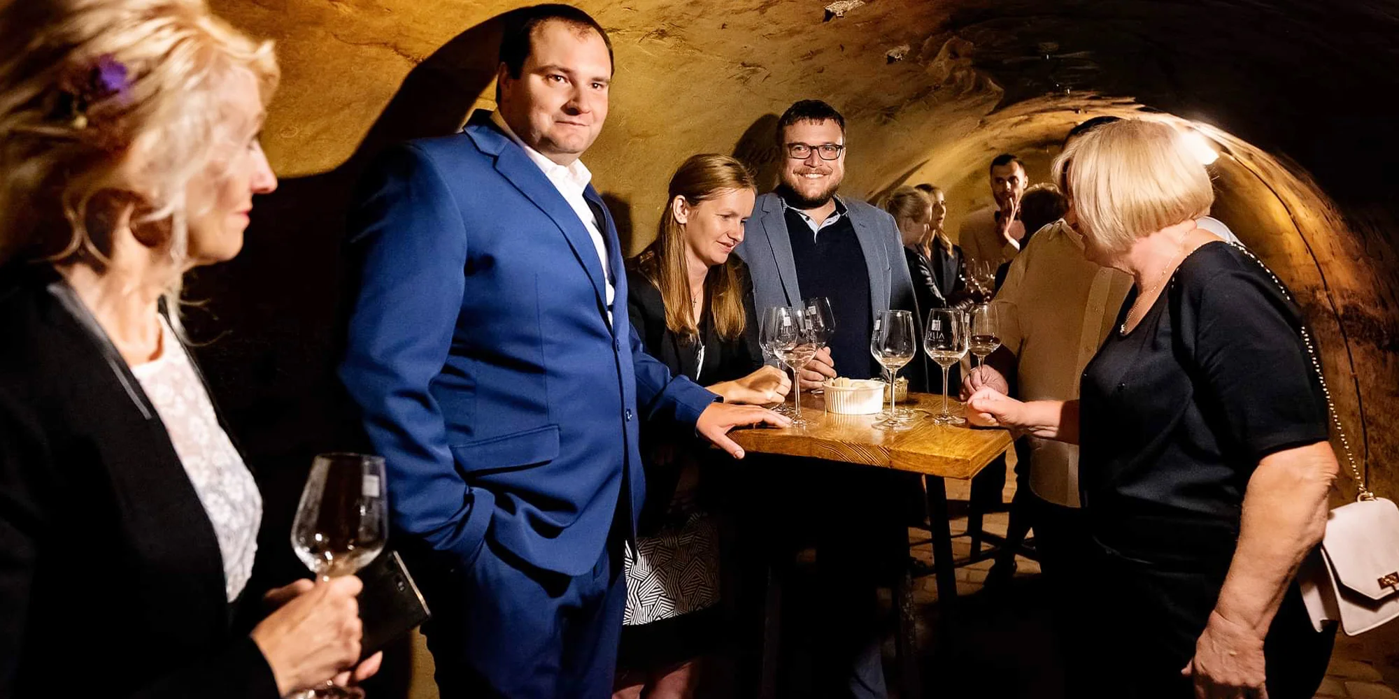 Prohlídka vinařství s degustací 6 až 8 vzorků vína i včetně pohoštění