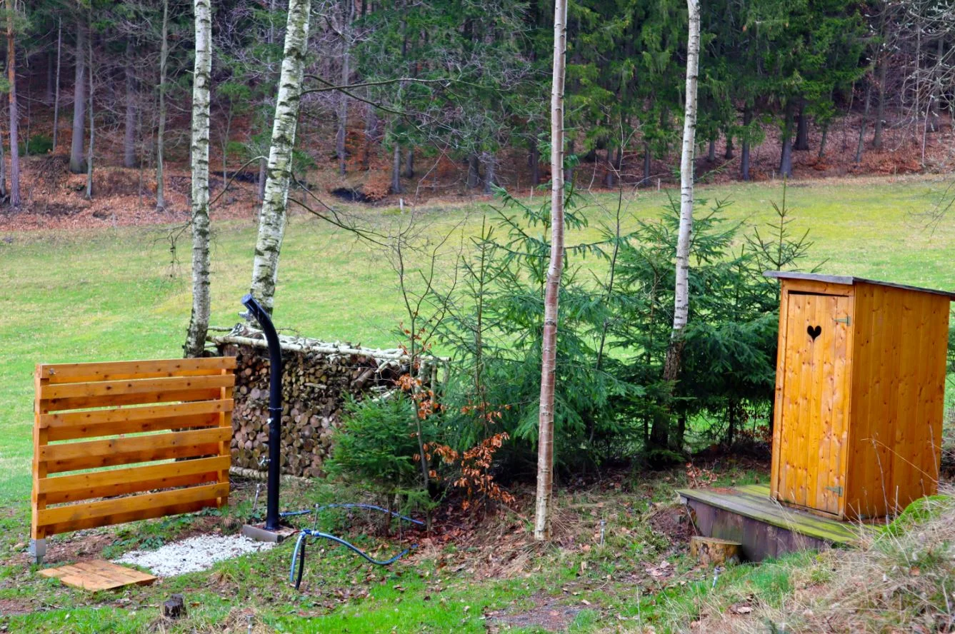 Netradiční relax v přírodě u Adršpachu: vybavená jurta se saunou pro pár i rodinu
