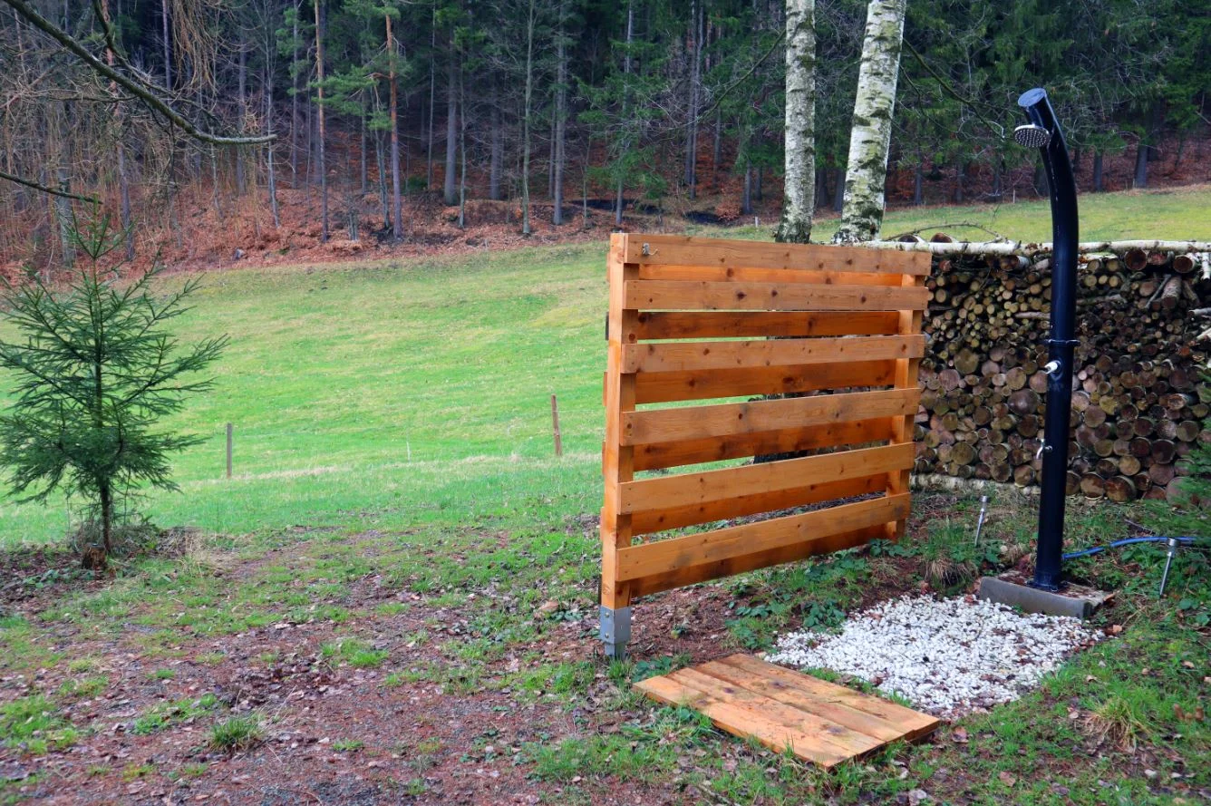 Netradiční relax v přírodě u Adršpachu: vybavená jurta se saunou pro pár i rodinu