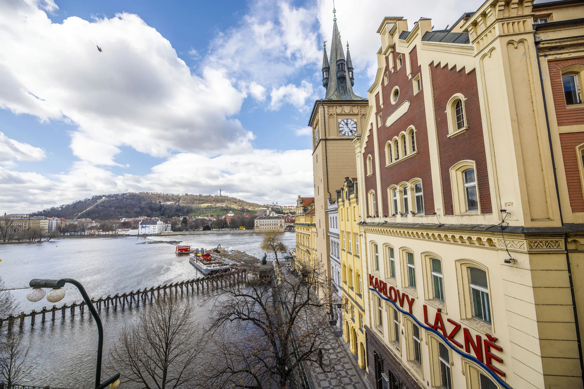 Dovolená v uličkách stověžaté Prahy: pobyt se snídaní pár kroků od Karlova mostu