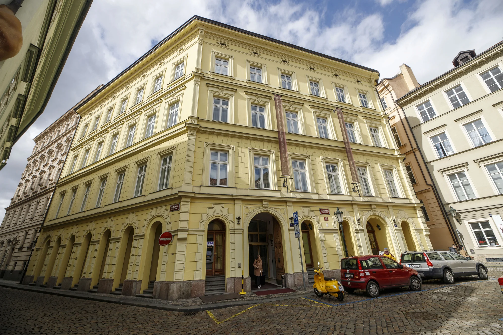 Dovolená v uličkách stověžaté Prahy: pobyt se snídaní pár kroků od Karlova mostu