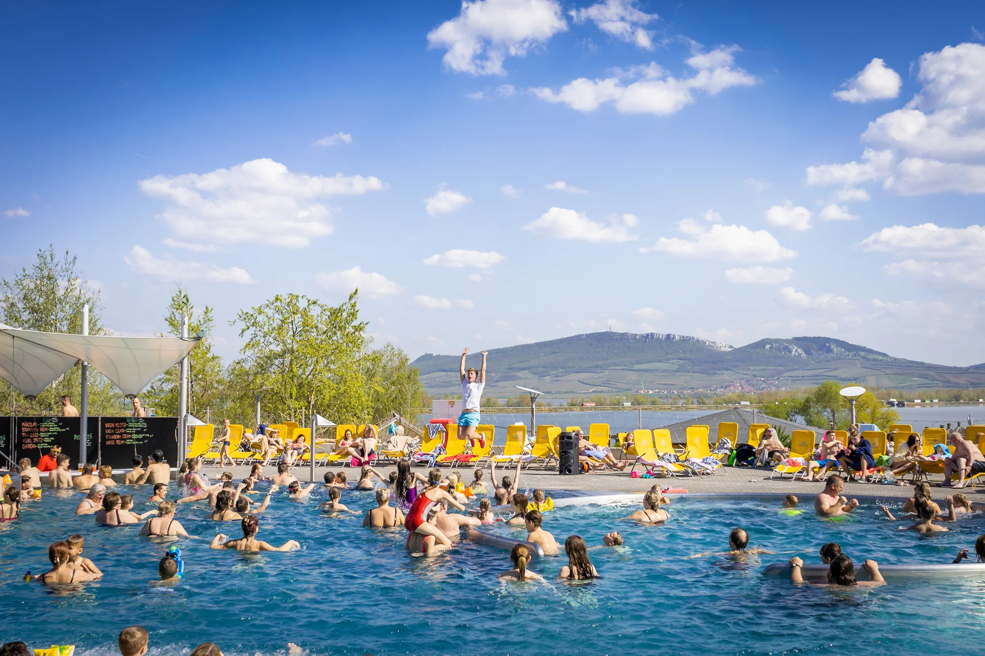 Léto na plné pecky a 100 Kč v kreditech zpět: Aqualand Moravia s vodním hradem a vodní horskou dráhou