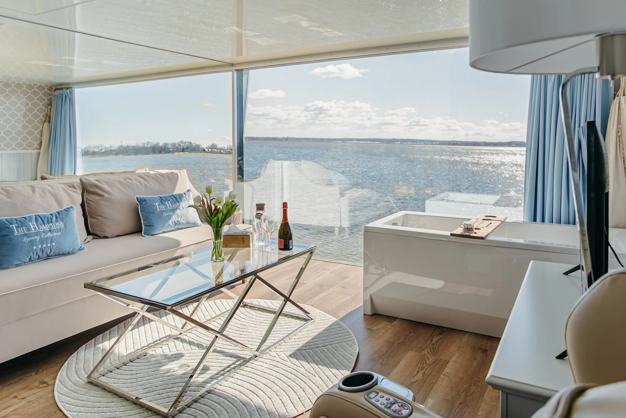 Luxusní houseboaty a bubliny na jezeře: privátní wellness, strava, vodní sporty a moře 300 m
