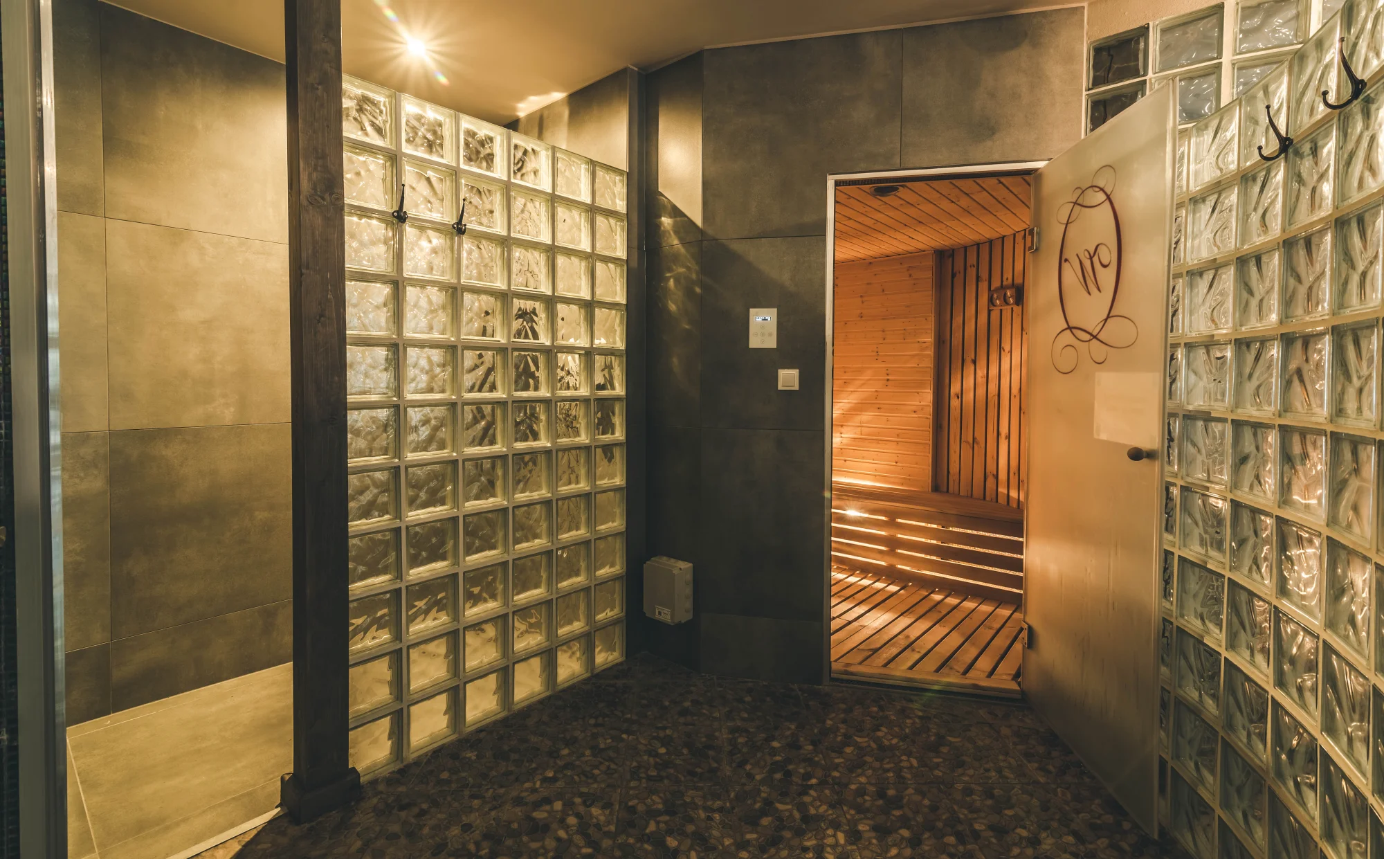Lázeňské město Duszniki Zdrój blízko českých hranic: moderní hotel s wellness a polopenzí